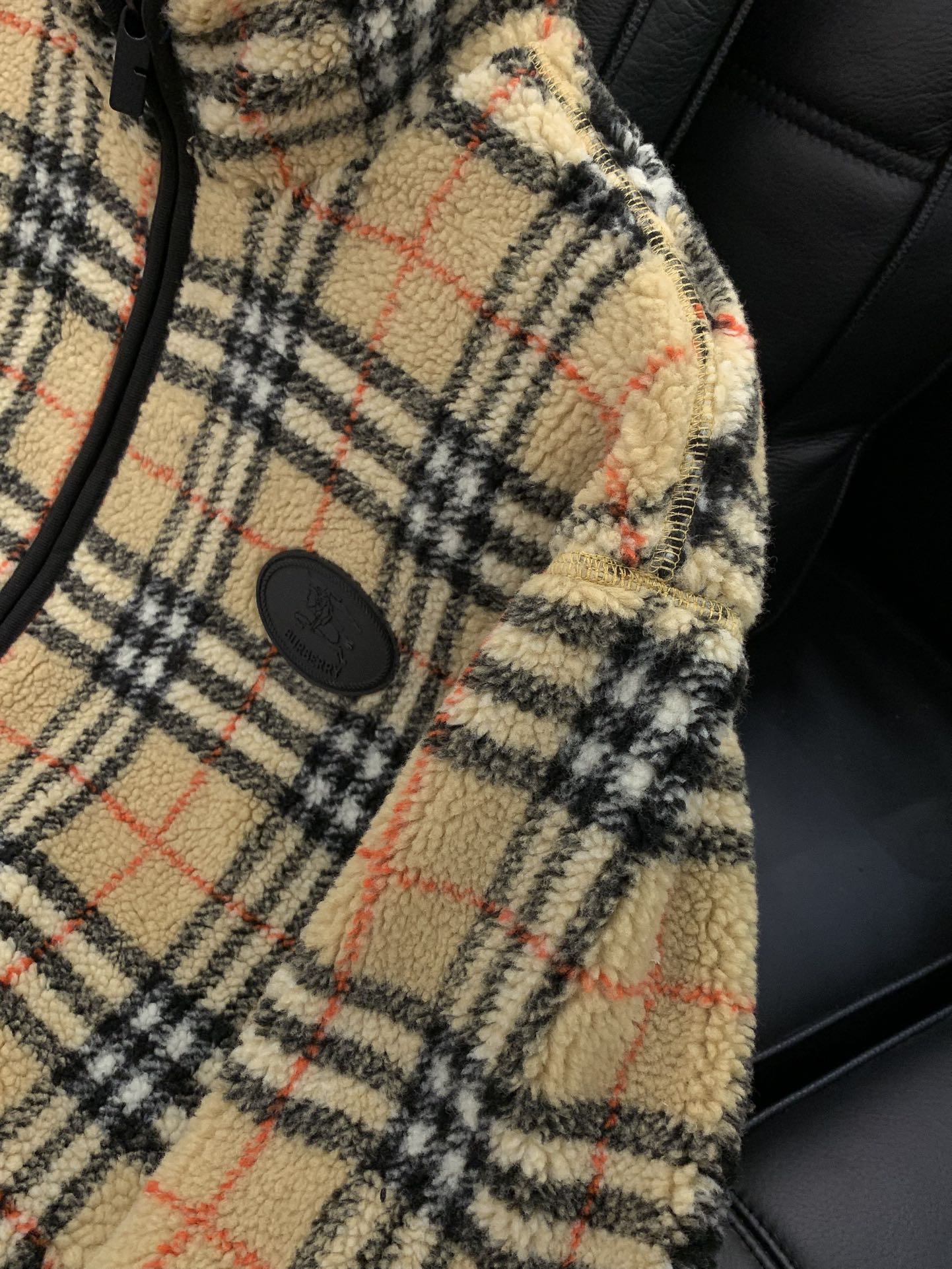 ，Burberry 巴宝莉，2025冬季最新品，专柜同步有售，原单狠货，时尚休闲抓绒外套，进口原版面料，