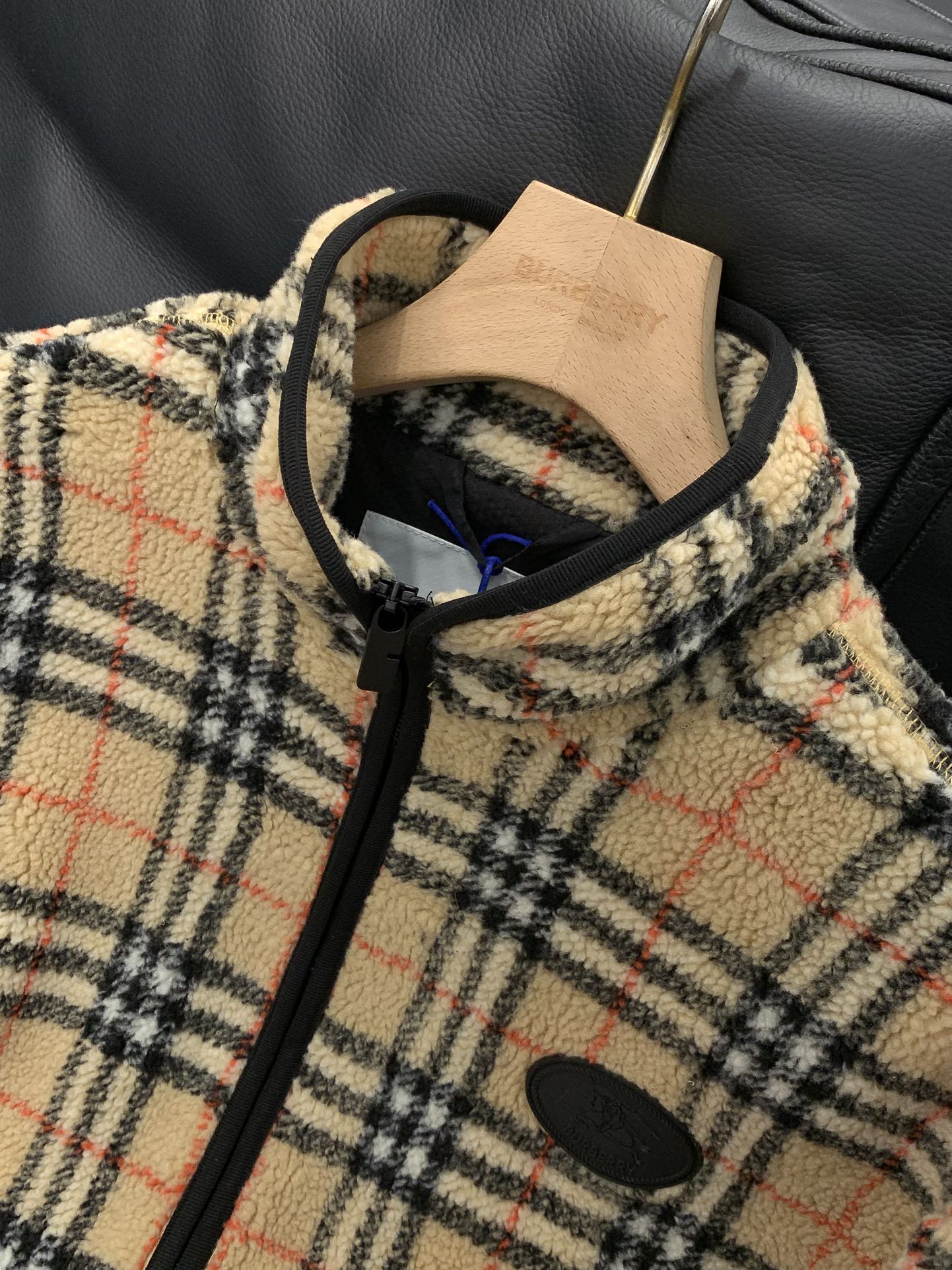 ，Burberry 巴宝莉，2025冬季最新品，专柜同步有售，原单狠货，时尚休闲抓绒外套，进口原版面料，