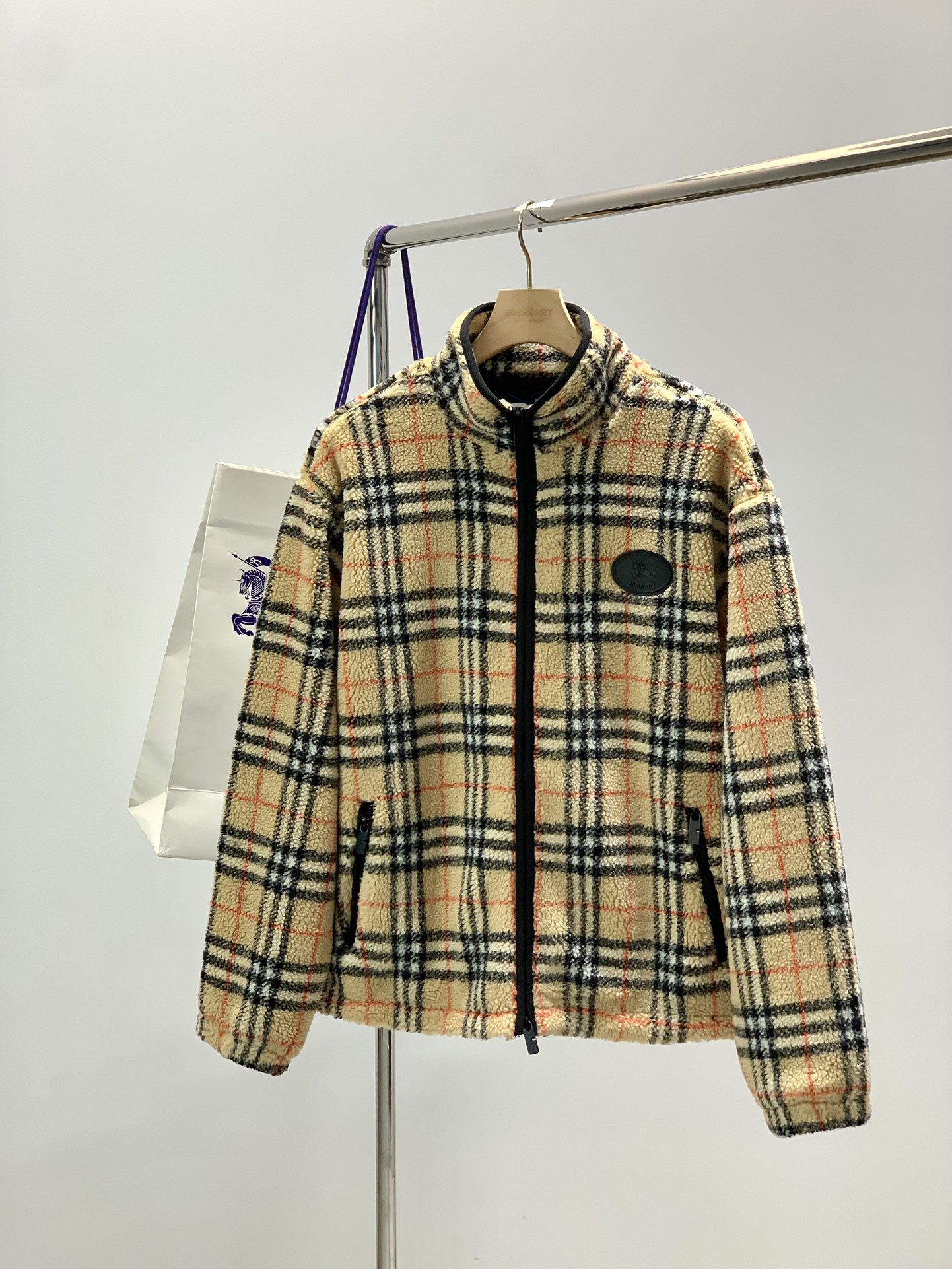 NO:682850,, Burberry, 2025 winter latest products, available at counters simultaneously, original goods, fashionable and casual fleece jacket, imported original fabrics, upper body comfortable and breathable, top-grade laminated technology letter pattern decorative logo, original hardware accessories decoration, extremely high grade, comfortable and versatile, handsome upper body, size S-XL,, burberry, burberry, jackets & coats,19860909,Burberry 巴宝莉,2025冬季最新品,专柜同步有售,原单狠货,时尚休闲抓绒外套,进口原版面料,上身舒适透气,顶级压胶工艺字母图案装饰logo,原版五金辅料装饰,档次极高,舒适百搭,上身帅气十足,码数Ｓ－XL,,burberry,burberry,jackets & coats,,Men's clothing