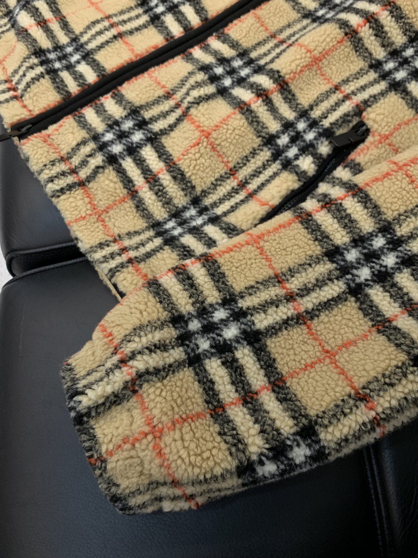 ，Burberry 巴宝莉，2025冬季最新品，专柜同步有售，原单狠货，时尚休闲抓绒外套，进口原版面料，