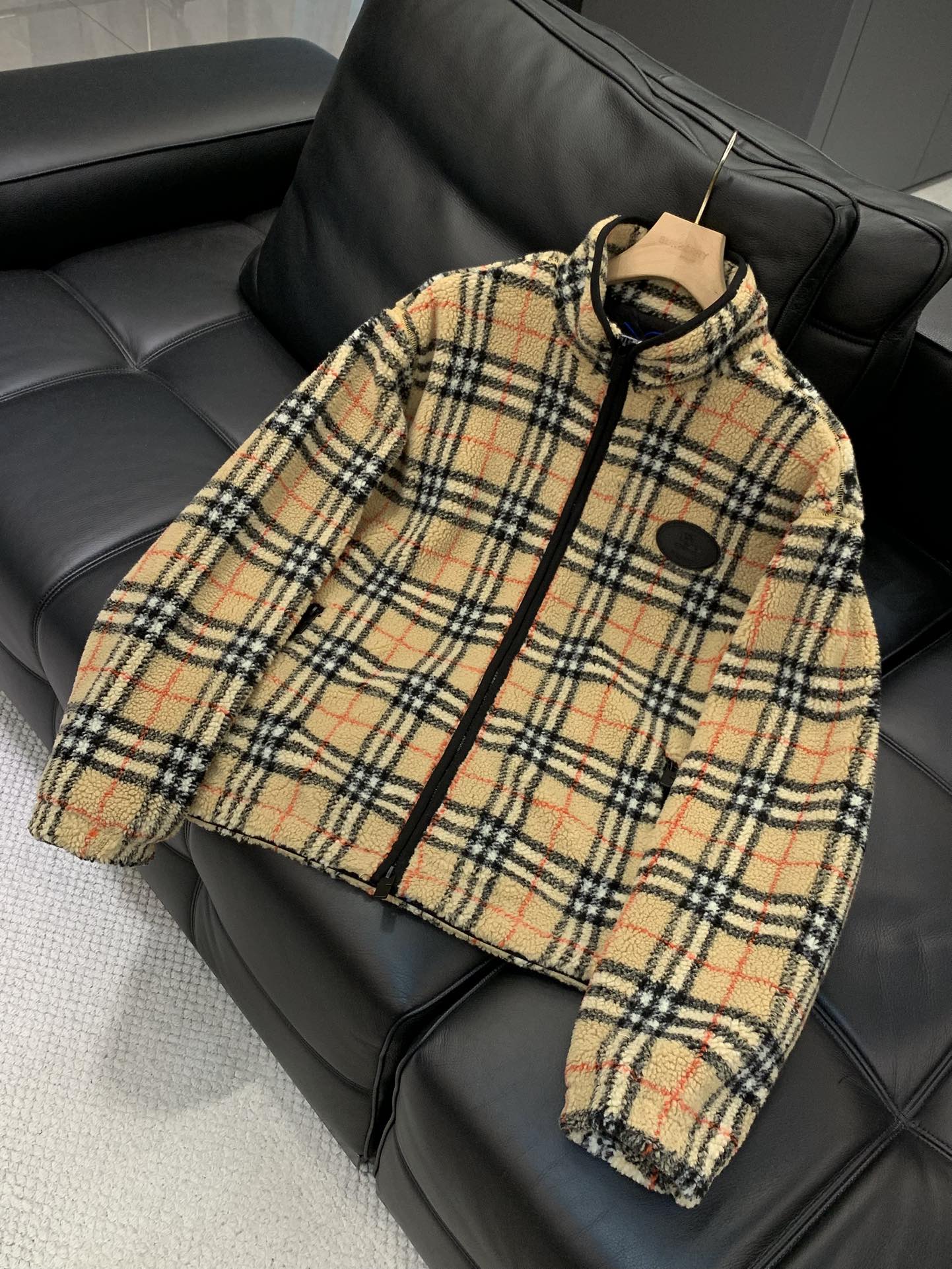 ，Burberry 巴宝莉，2025冬季最新品，专柜同步有售，原单狠货，时尚休闲抓绒外套，进口原版面料，