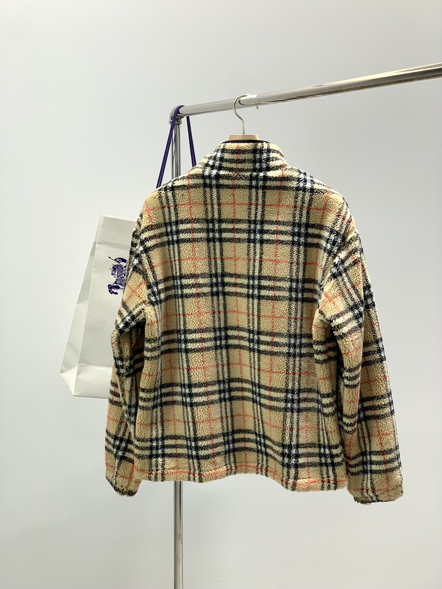 ，Burberry 巴宝莉，2025冬季最新品，专柜同步有售，原单狠货，时尚休闲抓绒外套，进口原版面料，
