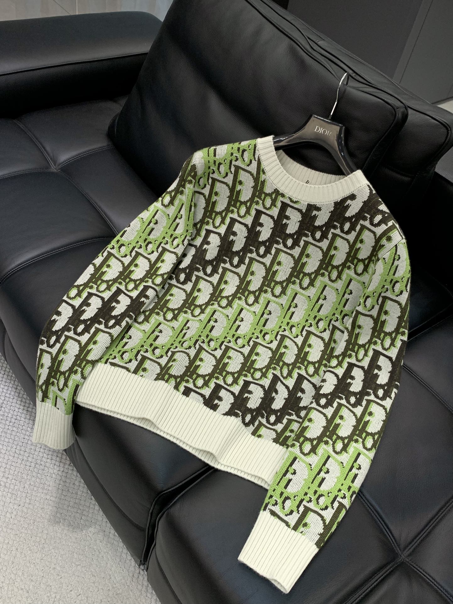 ，Dior 迪奥， 2025冬季新品，专柜同步有售，简约时尚休闲圆领长袖针织羊毛🐑毛衣，原版进口面料，舒