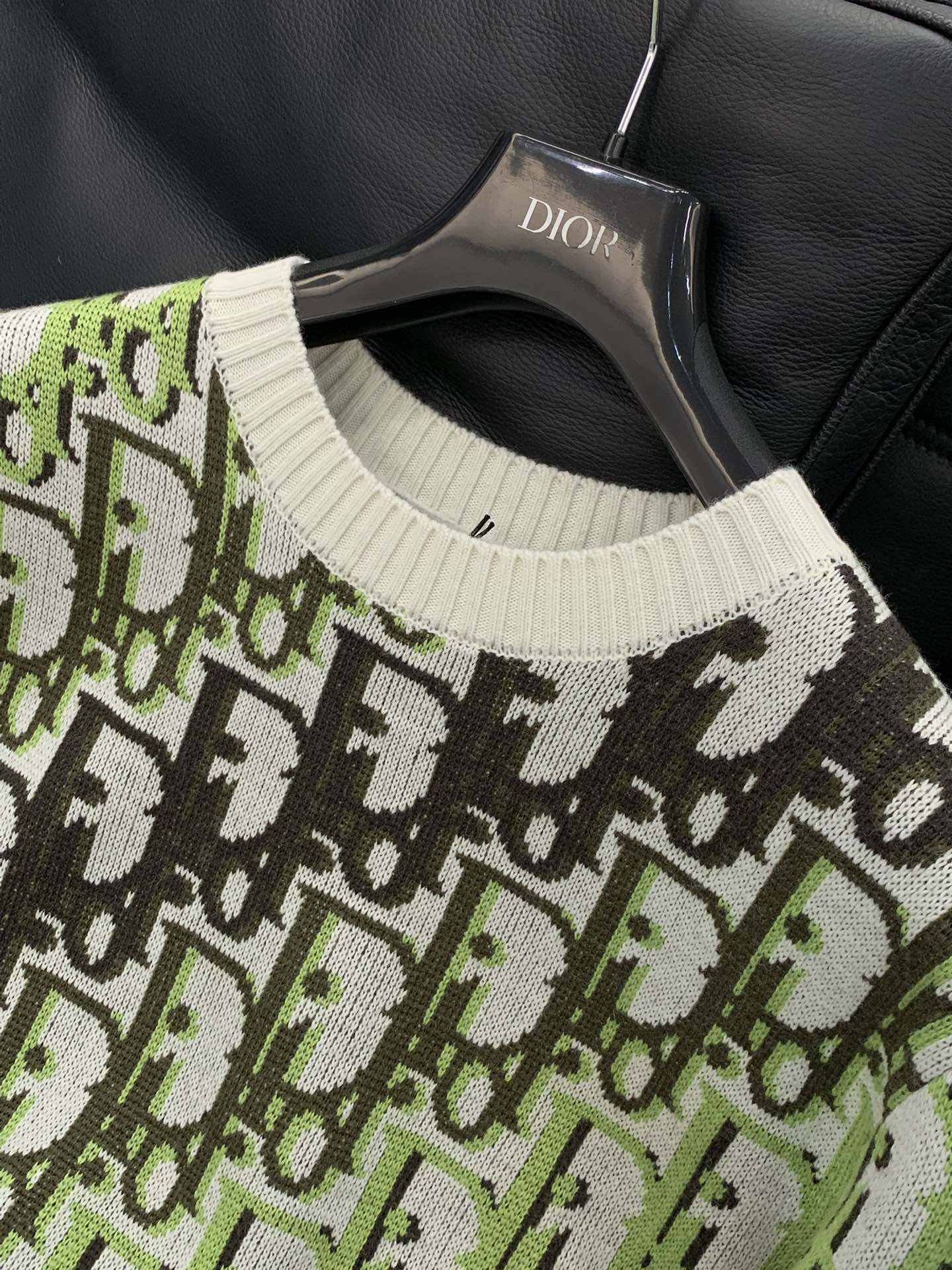 ，Dior 迪奥， 2025冬季新品，专柜同步有售，简约时尚休闲圆领长袖针织羊毛🐑毛衣，原版进口面料，舒