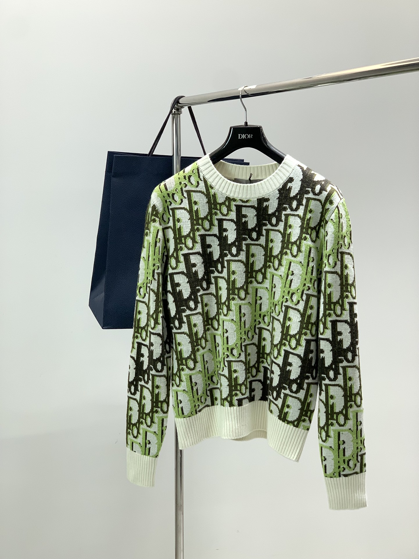 NO:681298,, Dior, 2025 winter new products, available at counters at the same time, simple, fashionable and casual round neck long-sleeved knitted wool sweater, original imported fabric, comfortable and breathable, top knitting technology letter pattern logo, extremely high grade, unique design, fashionable and handsome upper body!  Size S-XL Size SMLXL Length 67697173 Bust 55575961 Shoulder width 45474951 Sleeve length 68697071,,dior,dior,sweaters,19860909,Dior 迪奥, 2025冬季新品,专柜同步有售,简约时尚休闲圆领长袖针织羊毛毛衣,原版进口面料,舒适透气,顶级针织工艺字母图案logo,档次极高,独特设计,上身时尚帅气！码数S-XL 尺码SMLXL 衣长67697173 胸围55575961 肩宽45474951 袖长68697071,,dior,dior,sweaters,,Men's clothing