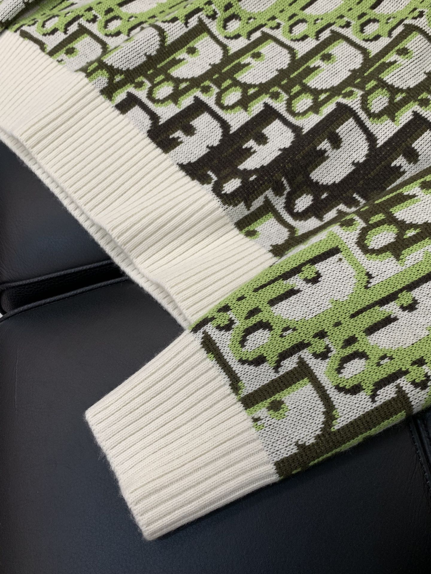 ，Dior 迪奥， 2025冬季新品，专柜同步有售，简约时尚休闲圆领长袖针织羊毛🐑毛衣，原版进口面料，舒