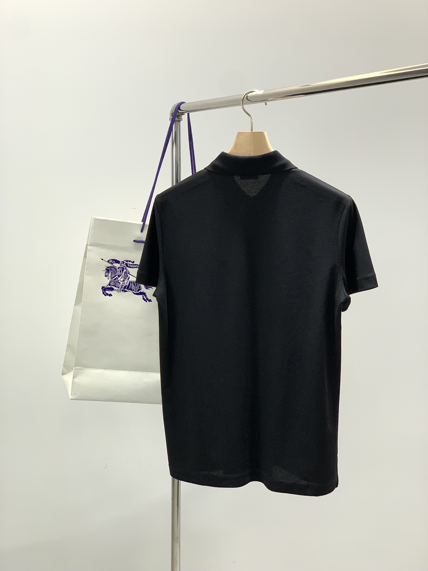 ，Burberry 巴宝莉，2025夏季最新品，专柜同步有售，原单狠货，时尚休闲翻领短袖T恤，进口原版面