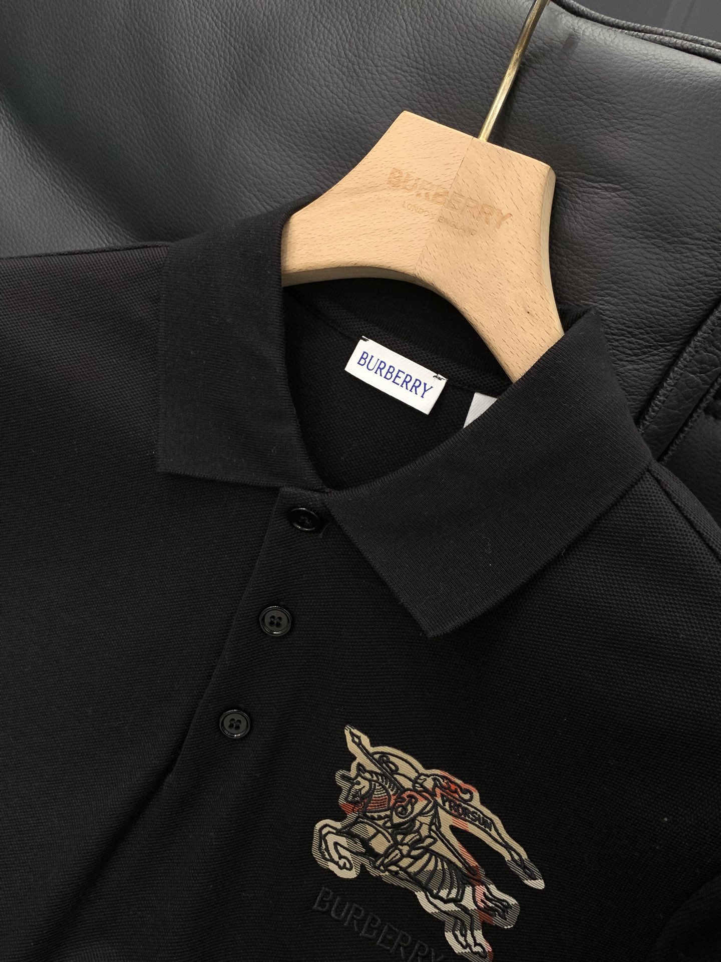 ，Burberry 巴宝莉，2025夏季最新品，专柜同步有售，原单狠货，时尚休闲翻领短袖T恤，进口原版面