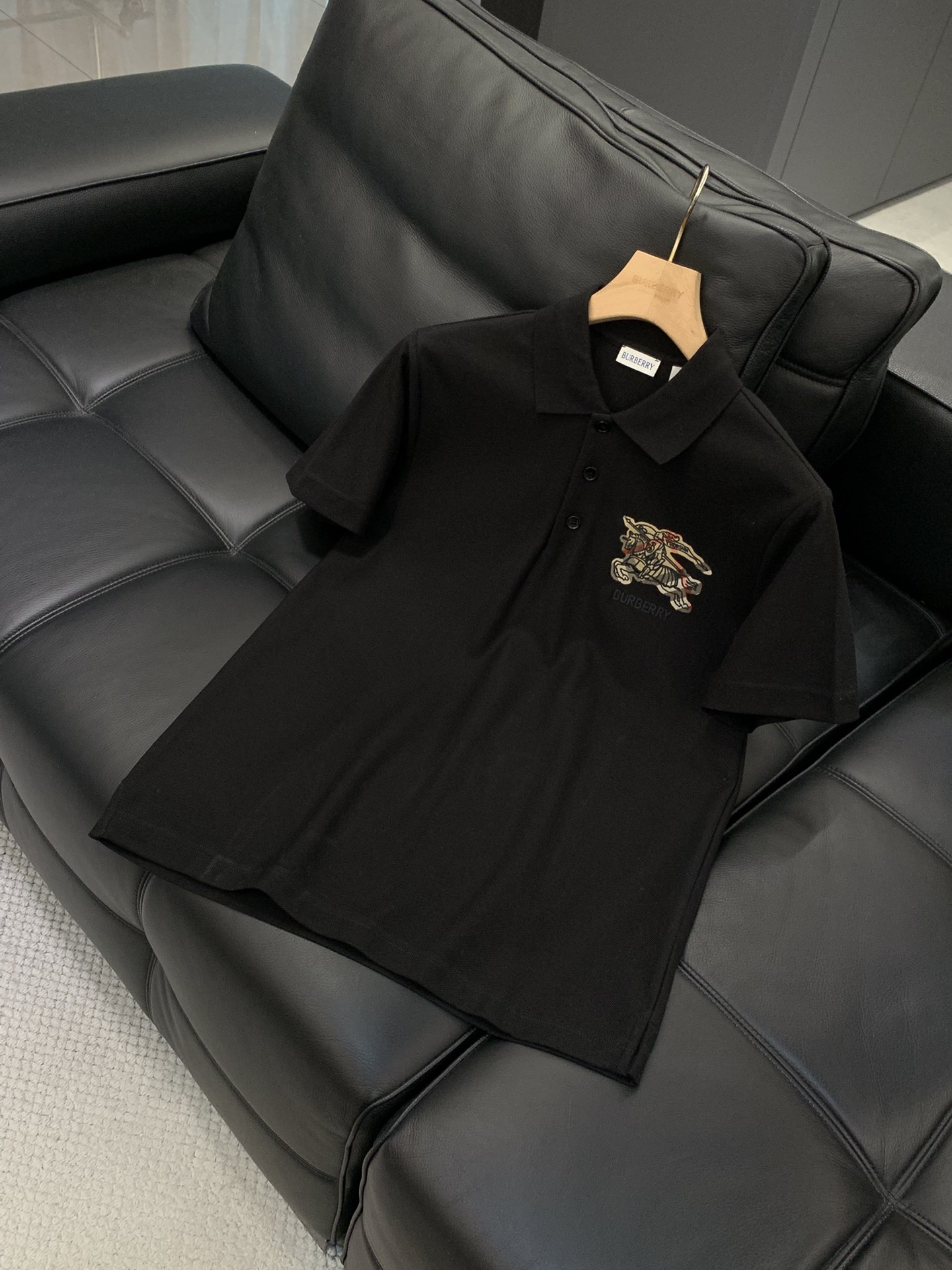 ，Burberry 巴宝莉，2025夏季最新品，专柜同步有售，原单狠货，时尚休闲翻领短袖T恤，进口原版面