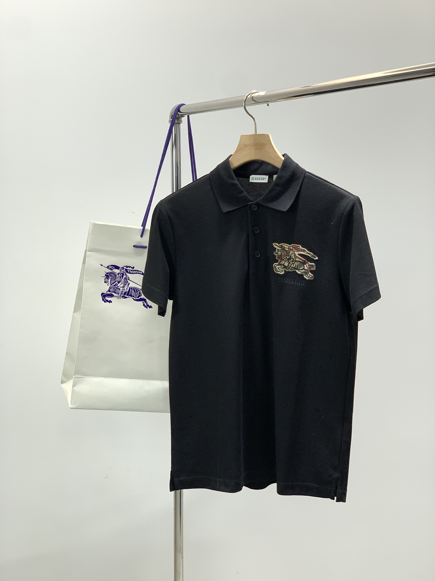 ，Burberry 巴宝莉，2025夏季最新品，专柜同步有售，原单狠货，时尚休闲翻领短袖T恤，进口原版面