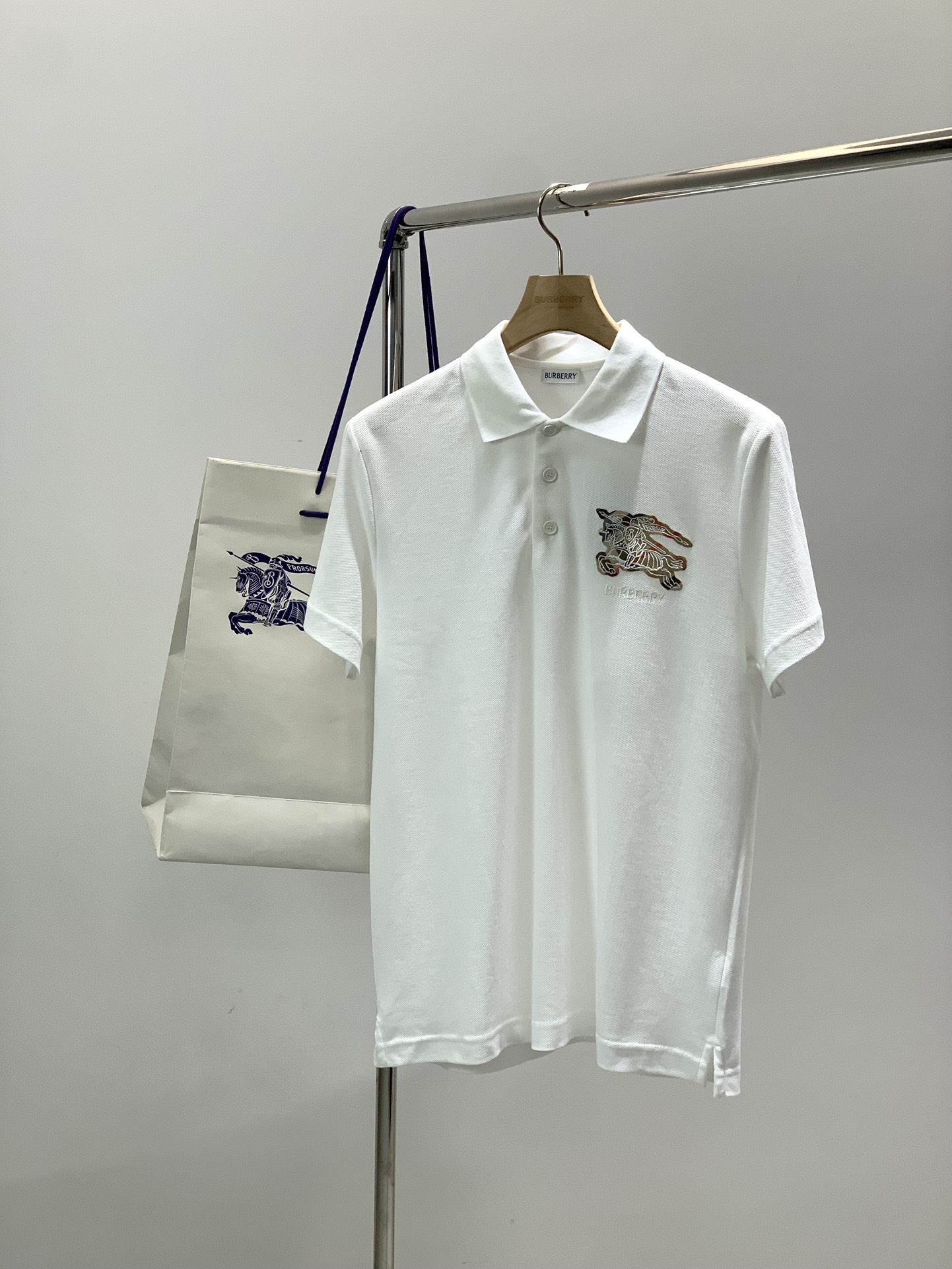 ，Burberry 巴宝莉，2025夏季最新品，专柜同步有售，原单狠货，时尚休闲翻领短袖T恤，进口原版面