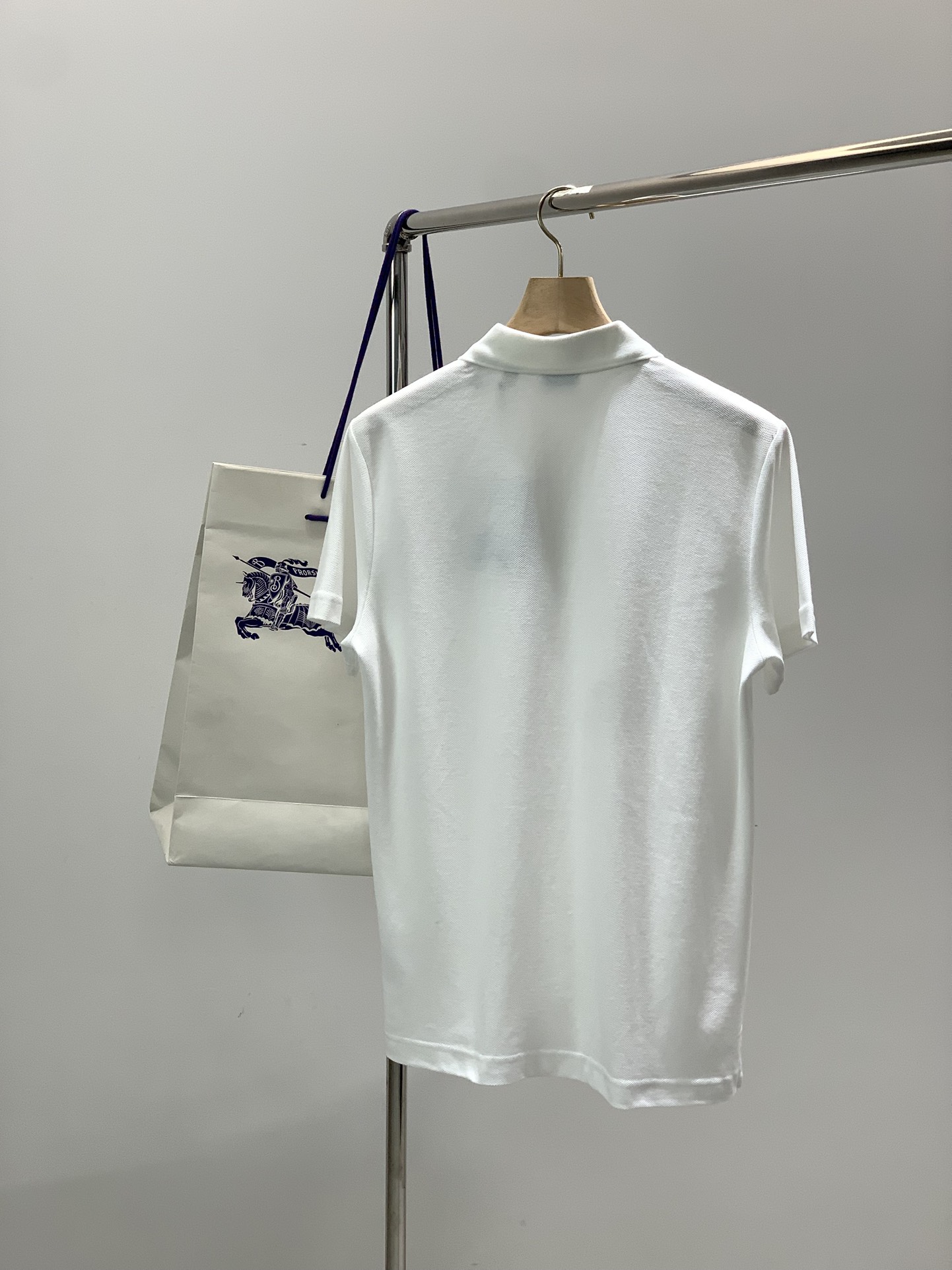 ，Burberry 巴宝莉，2025夏季最新品，专柜同步有售，原单狠货，时尚休闲翻领短袖T恤，进口原版面