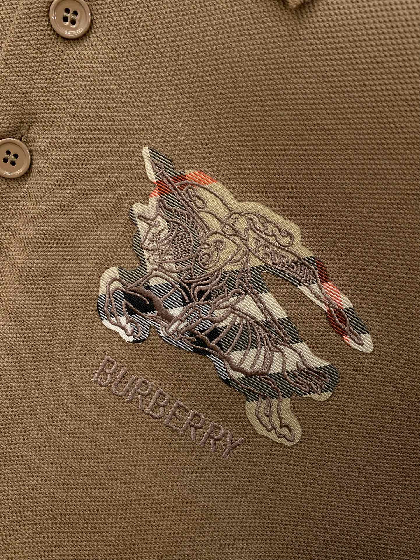 ，Burberry 巴宝莉，2025夏季最新品，专柜同步有售，原单狠货，时尚休闲翻领短袖T恤，进口原版面