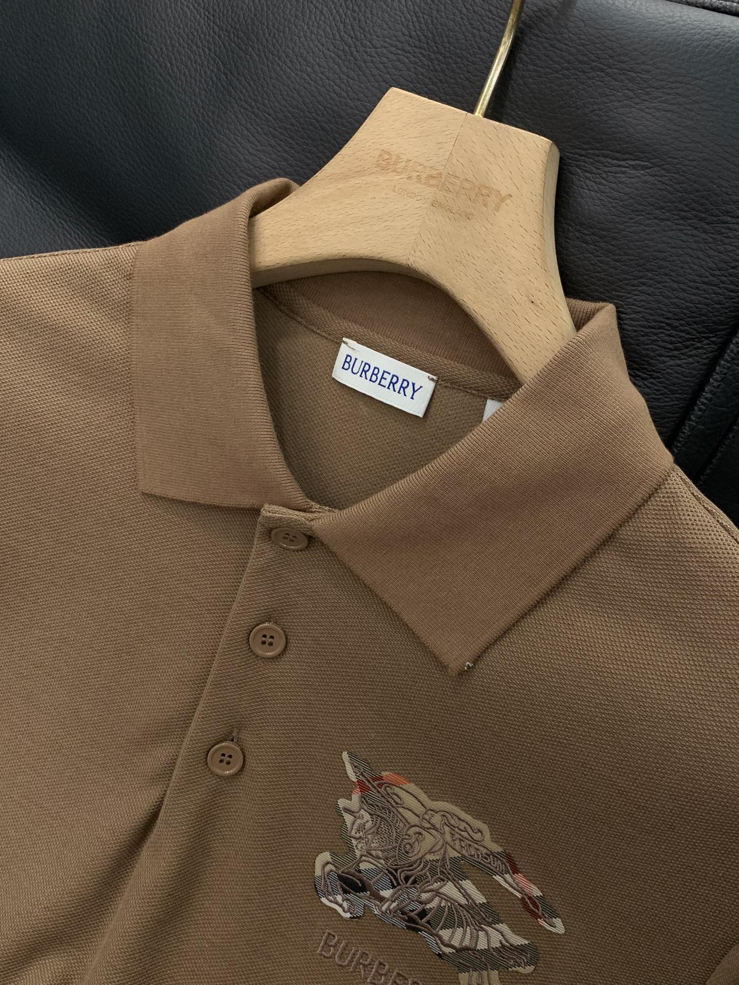 ，Burberry 巴宝莉，2025夏季最新品，专柜同步有售，原单狠货，时尚休闲翻领短袖T恤，进口原版面