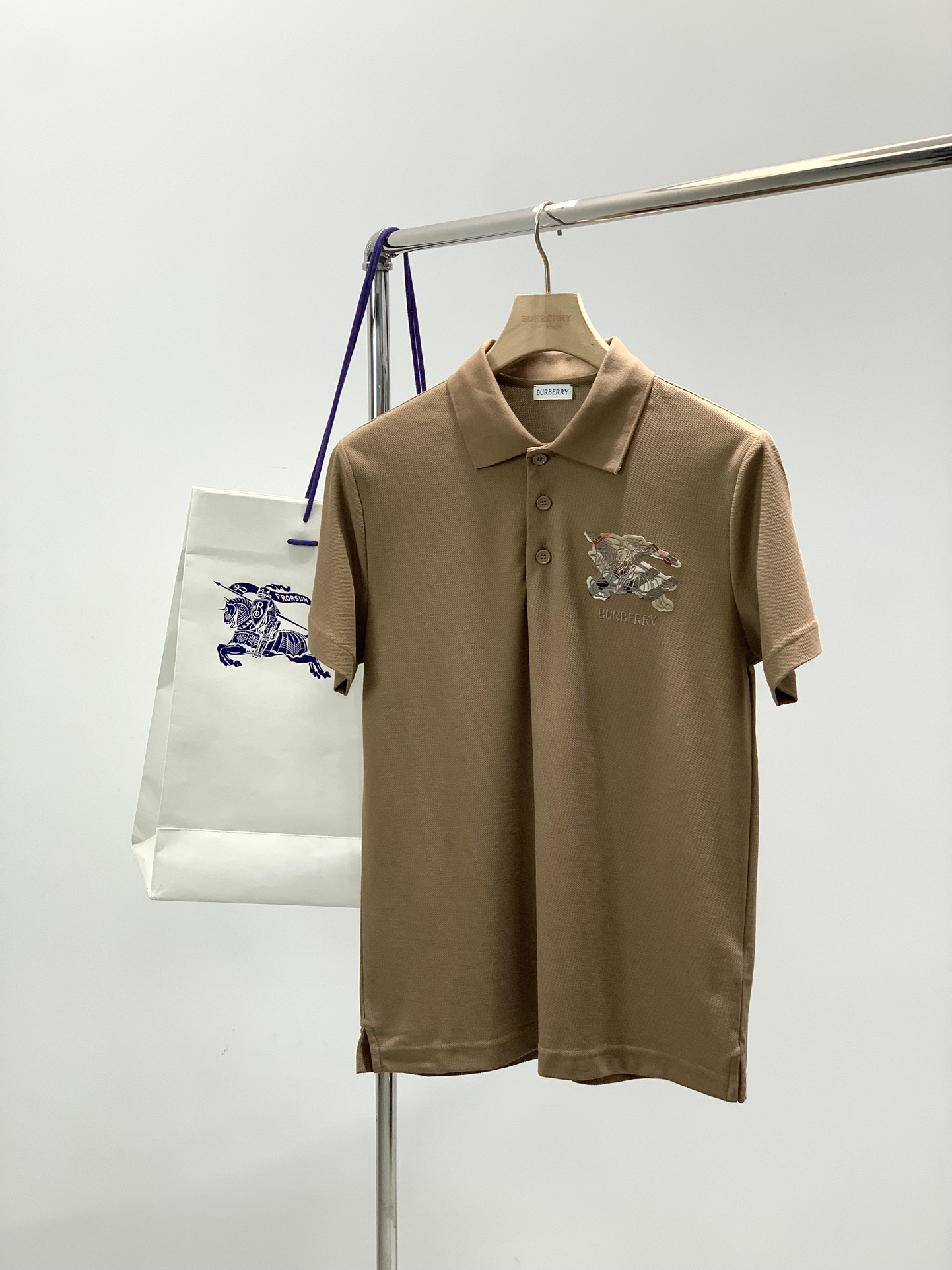 NO:682871,, Burberry, 2025 summer latest products, available at counters simultaneously, original goods, fashionable and casual lapel short-sleeved T-shirt, imported original fabric, upper body is comfortable and breathable, top-notch embroidery craft letter pattern decorated logo, extremely high grade, comfortable and versatile, upper body is handsome, 3 colors recommended, size S-XL,, burberry, burberry, T-shirt, tees, t-shirt,19860909,Burberry 巴宝莉,2025夏季最新品,专柜同步有售,原单狠货,时尚休闲翻领短袖T恤,进口原版面料,上身舒适透气,顶级刺绣工艺字母图案装饰logo,档次极高,舒适百搭,上身帅气十足,3色推荐,码数S-XL,,burberry,burberry,T-shirt,tees，t-shirt,,Men's clothing