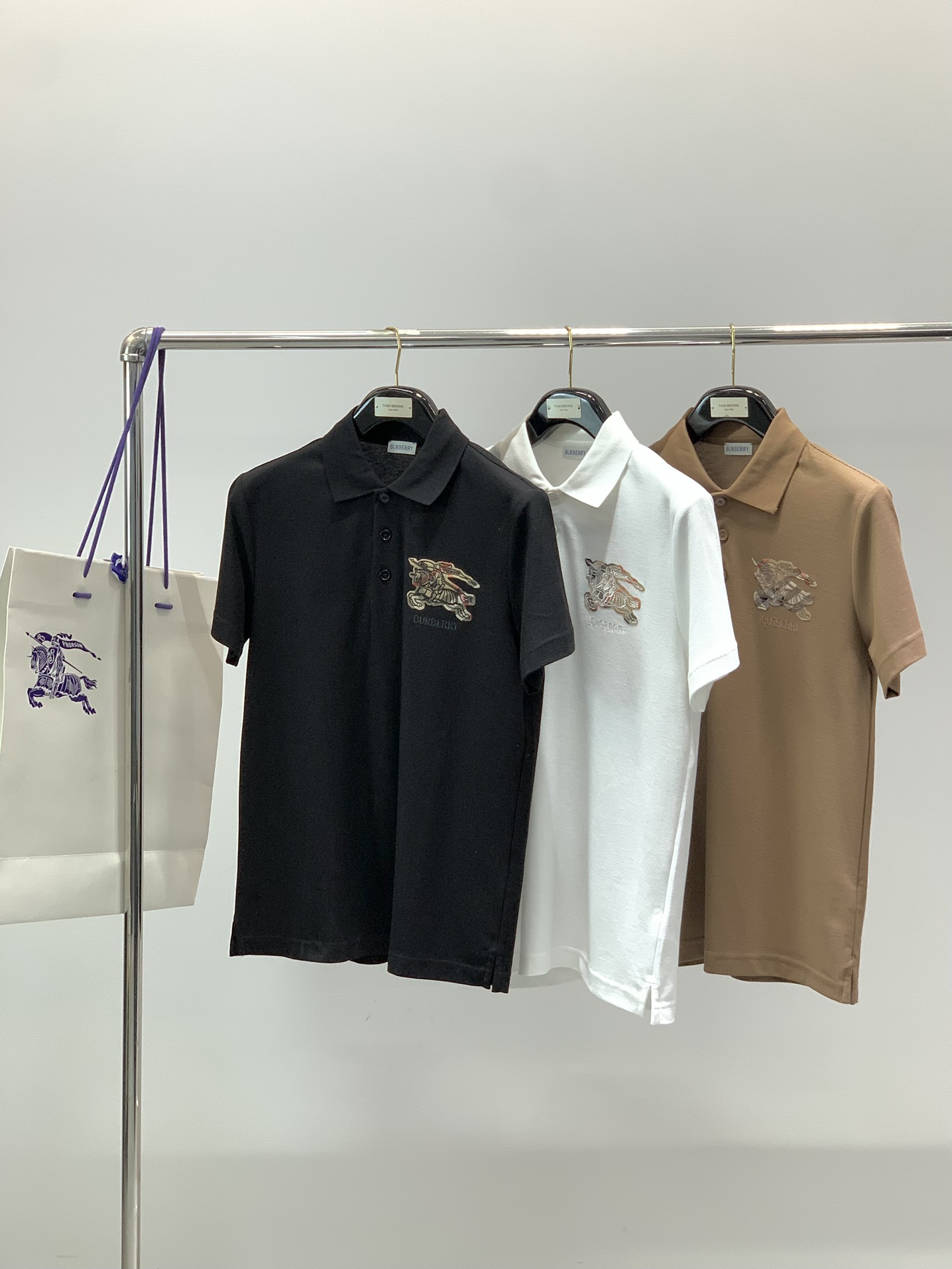 ，Burberry 巴宝莉，2025夏季最新品，专柜同步有售，原单狠货，时尚休闲翻领短袖T恤，进口原版面