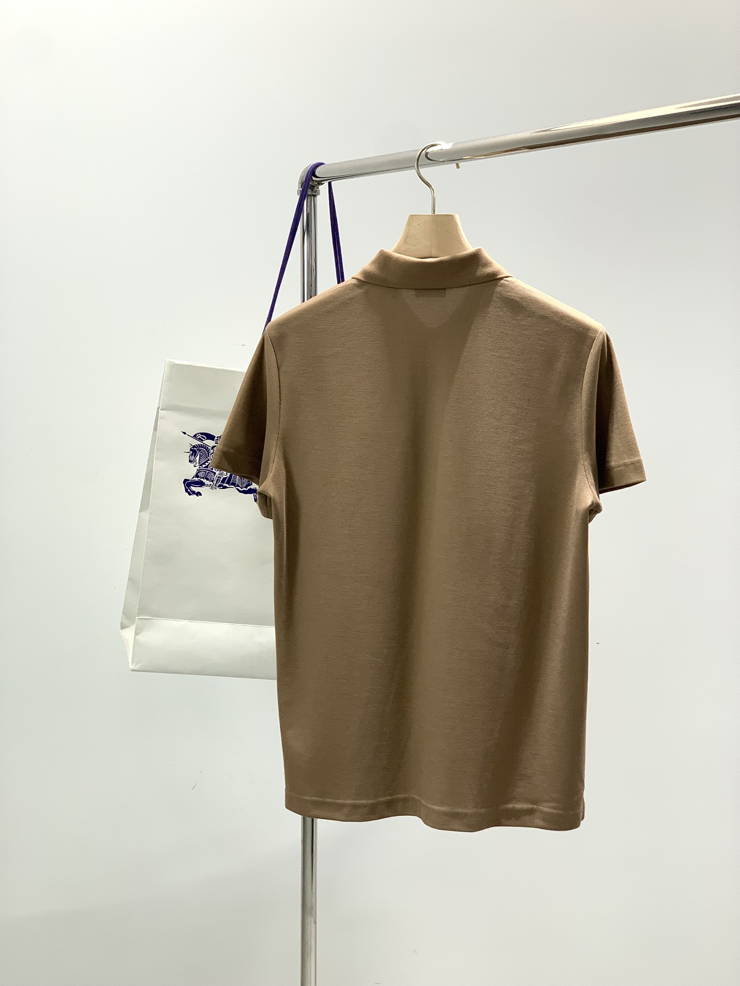 ，Burberry 巴宝莉，2025夏季最新品，专柜同步有售，原单狠货，时尚休闲翻领短袖T恤，进口原版面