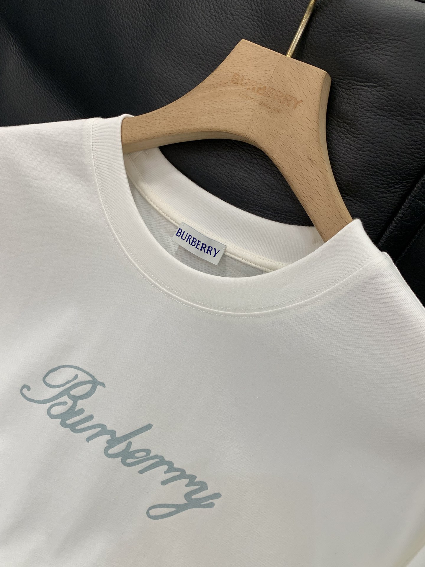 ，Burberry 巴宝莉，2025夏季最新品，专柜同步有售，原单狠货，时尚休闲圆领短袖T恤，进口原版面