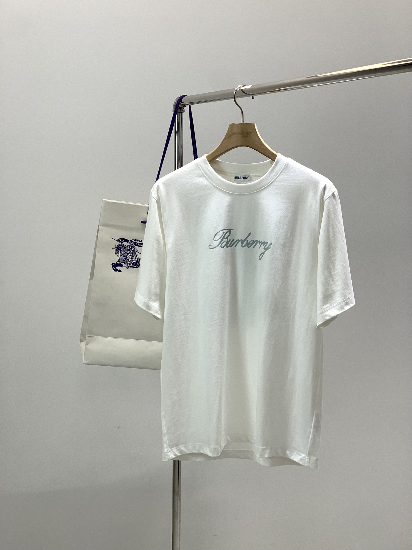 NO:682872,, Burberry, 2025 summer latest products, available at counters simultaneously, original goods, fashionable and casual round neck short-sleeved T-shirt, imported original fabric, comfortable and breathable upper body, top-notch printing technology letter pattern decorated logo, extremely high grade, comfortable and versatile, handsome upper body, size S-XL,, burberry, burberry, T-shirt, tees, t-shirt,19860909,Burberry 巴宝莉,2025夏季最新品,专柜同步有售,原单狠货,时尚休闲圆领短袖T恤,进口原版面料,上身舒适透气,顶级印花工艺字母图案装饰logo,档次极高,舒适百搭,上身帅气十足,码数Ｓ－XL,,burberry,burberry,T-shirt,tees，t-shirt,,Men's clothing