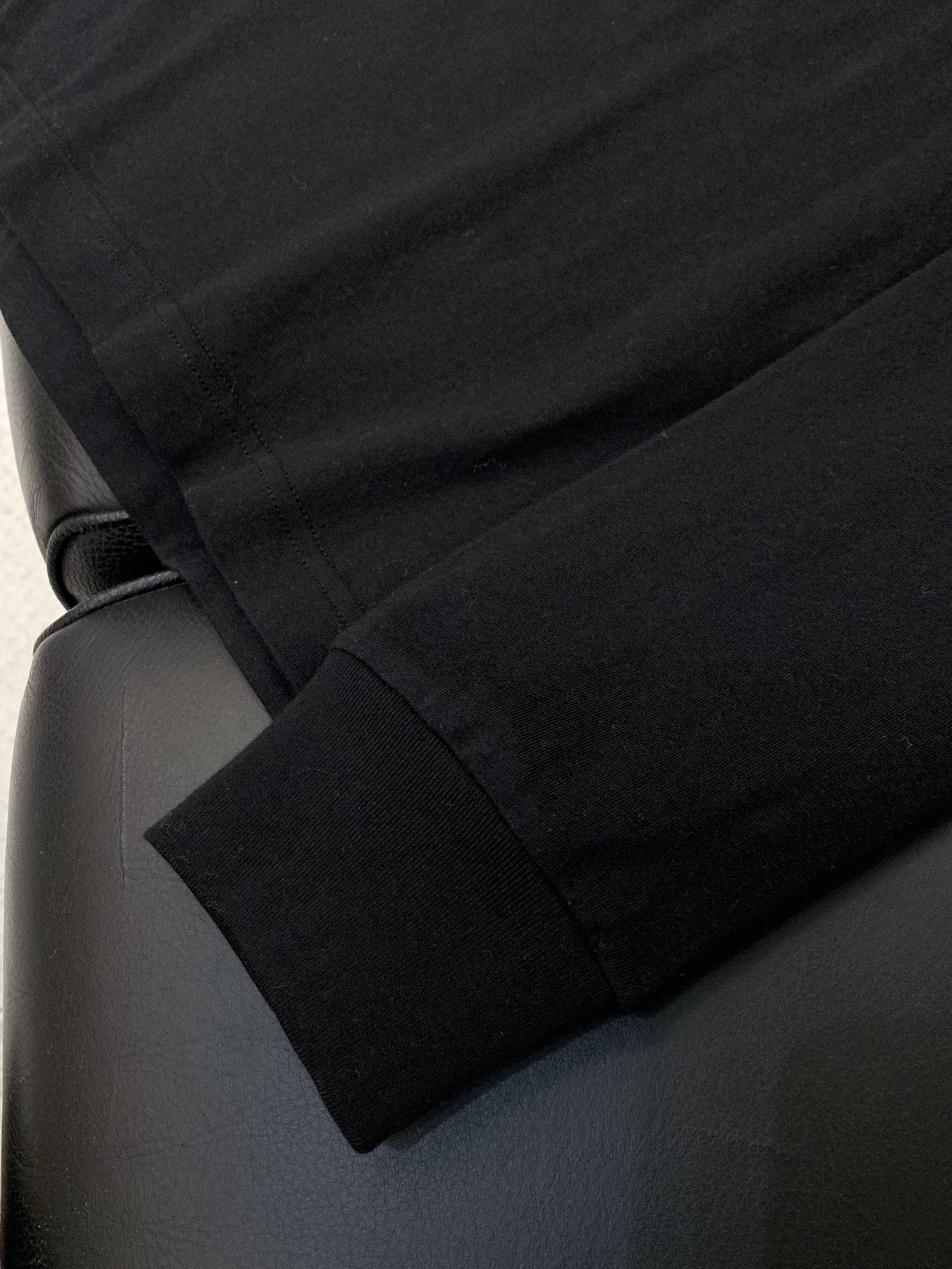 ，克罗心 日本买手店订单，定制面料 整件衣服手工 设计很赞 胸前十字logo。 品质卓越的产品。尺码M-