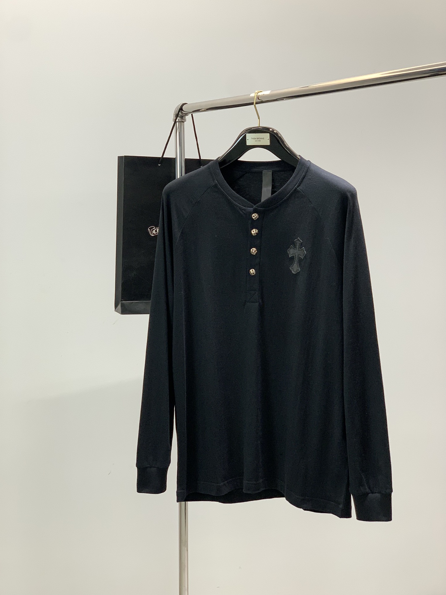 NO:681262,,Chrome Hearts Japanese buyer shop order, customized fabrics. The hand design of the whole dress is great. Cross logo on the chest. Excellent quality product. Size M-2XL,,chrome hearts,19860909,克罗心 日本买手店订单,定制面料 整件衣服手设计很赞 胸前十字logo. 品质卓越的产品.尺码M-2XL,,chrome hearts,,Men's clothing