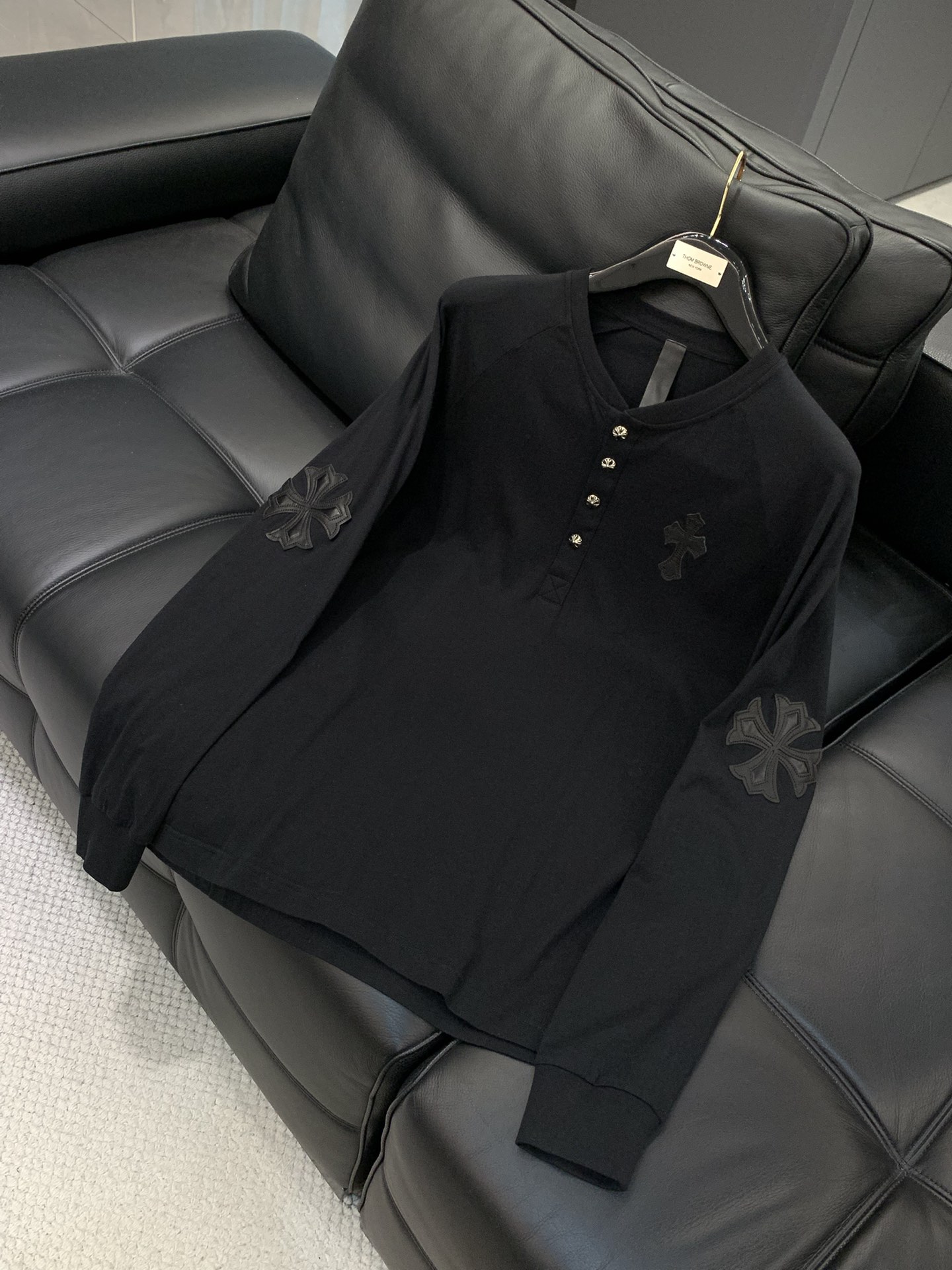 ，克罗心 日本买手店订单，定制面料 整件衣服手工 设计很赞 胸前十字logo。 品质卓越的产品。尺码M-