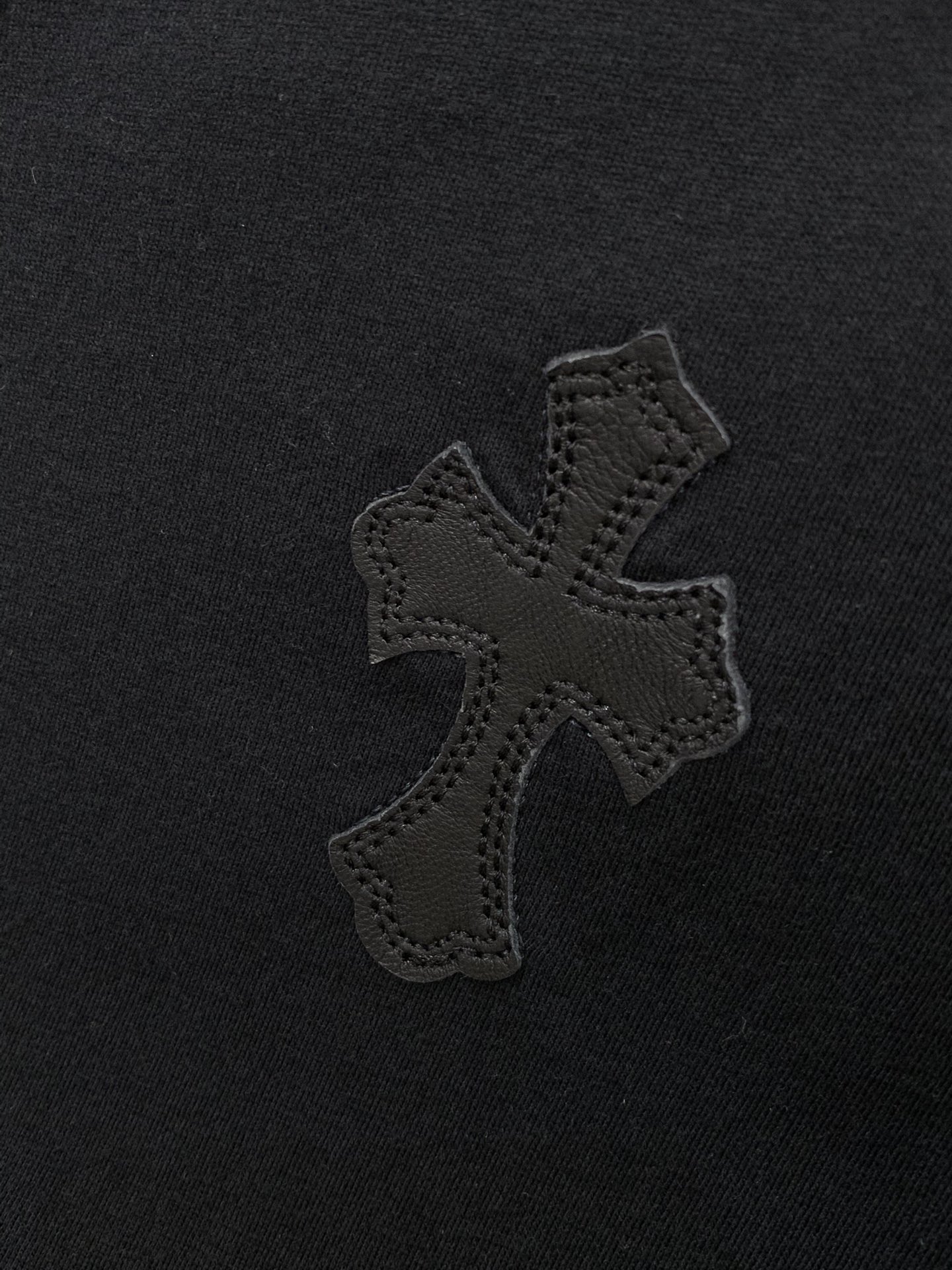 ，克罗心 日本买手店订单，定制面料 整件衣服手工 设计很赞 胸前十字logo。 品质卓越的产品。尺码M-