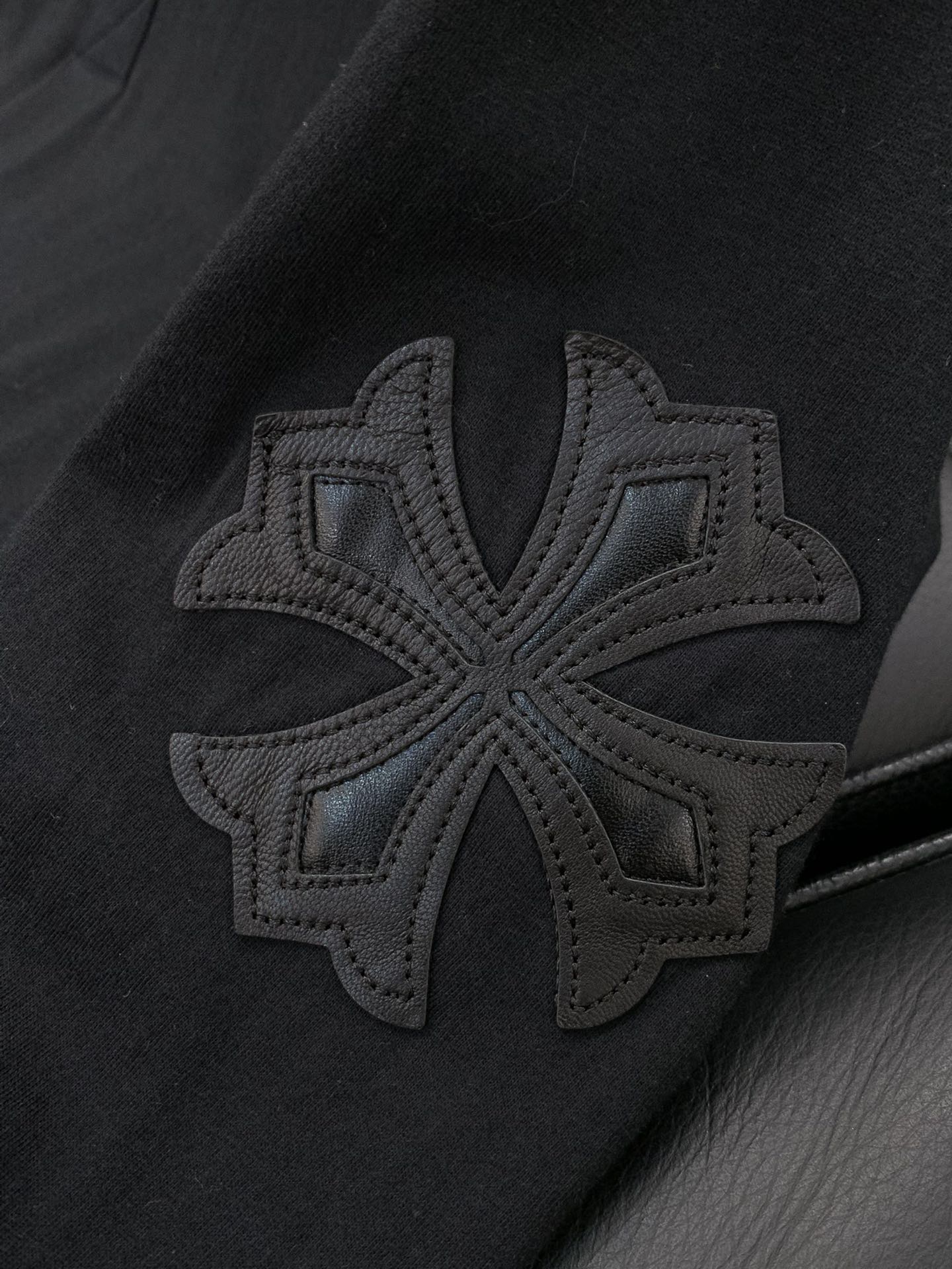 ，克罗心 日本买手店订单，定制面料 整件衣服手工 设计很赞 胸前十字logo。 品质卓越的产品。尺码M-