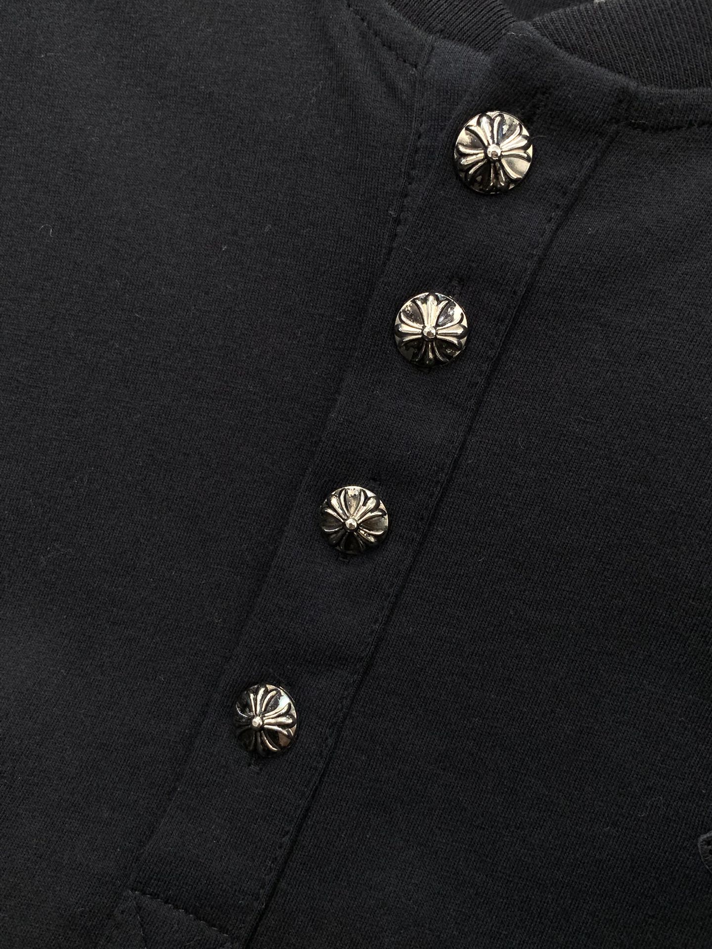 ，克罗心 日本买手店订单，定制面料 整件衣服手工 设计很赞 胸前十字logo。 品质卓越的产品。尺码M-