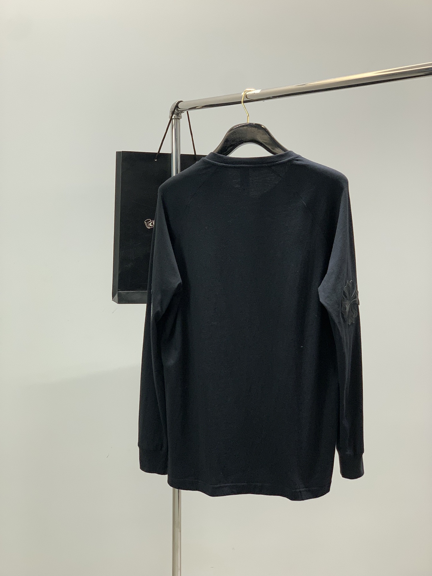 ，克罗心 日本买手店订单，定制面料 整件衣服手工 设计很赞 胸前十字logo。 品质卓越的产品。尺码M-