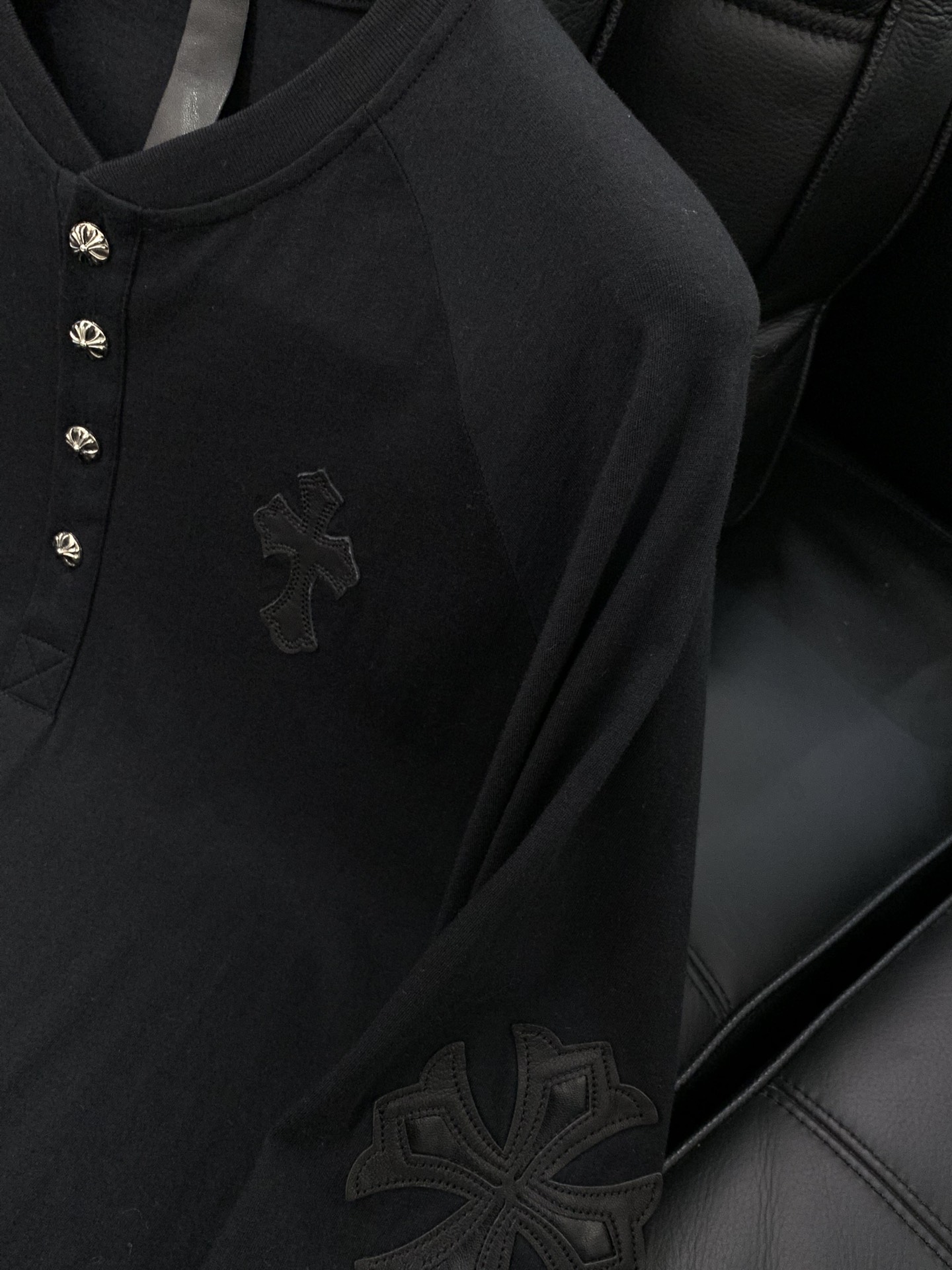 ，克罗心 日本买手店订单，定制面料 整件衣服手工 设计很赞 胸前十字logo。 品质卓越的产品。尺码M-