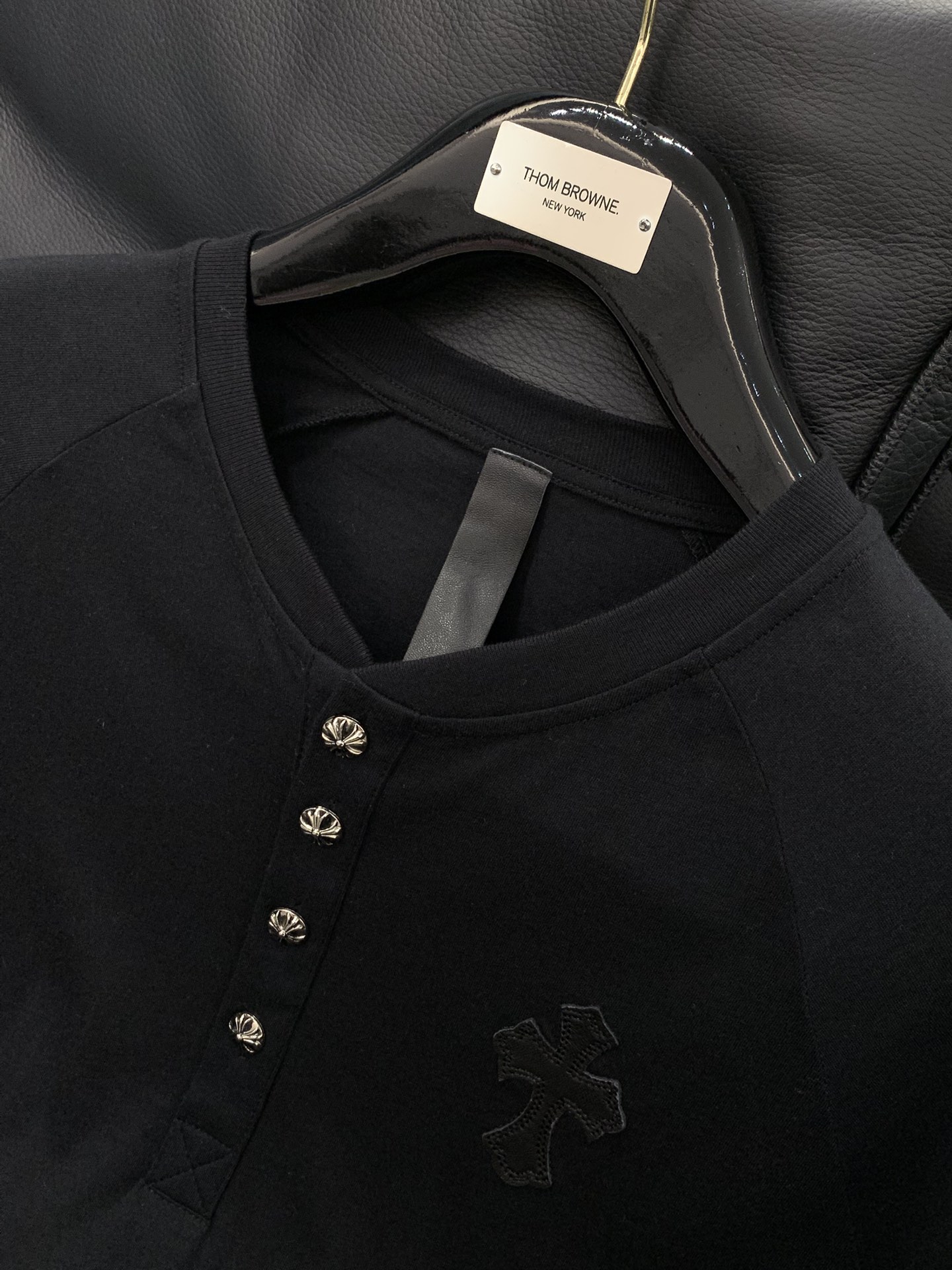 ，克罗心 日本买手店订单，定制面料 整件衣服手工 设计很赞 胸前十字logo。 品质卓越的产品。尺码M-