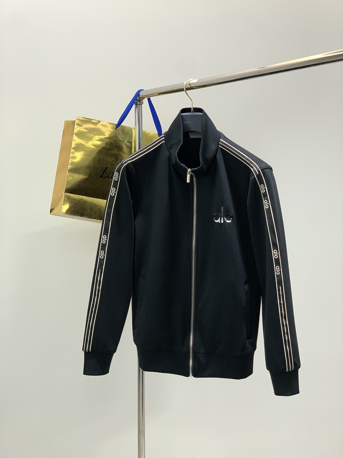 ，ALO最新 套装 一套出。材质 面料:棉32%锦纶63%氨纶5%里料:涤纶100%机洗，手洗最高水温3