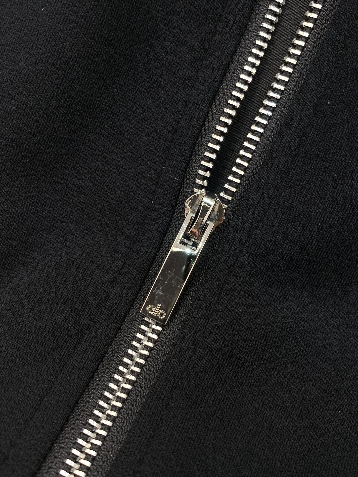 ，ALO最新 套装 一套出。材质 面料:棉32%锦纶63%氨纶5%里料:涤纶100%机洗，手洗最高水温3