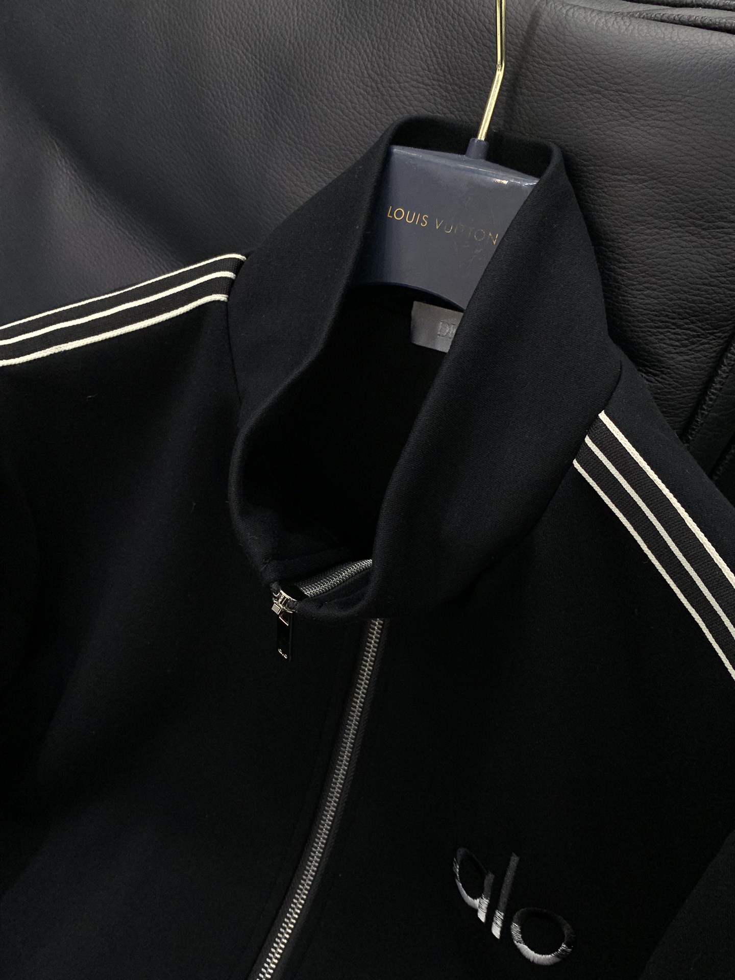 ，ALO最新 套装 一套出。材质 面料:棉32%锦纶63%氨纶5%里料:涤纶100%机洗，手洗最高水温3