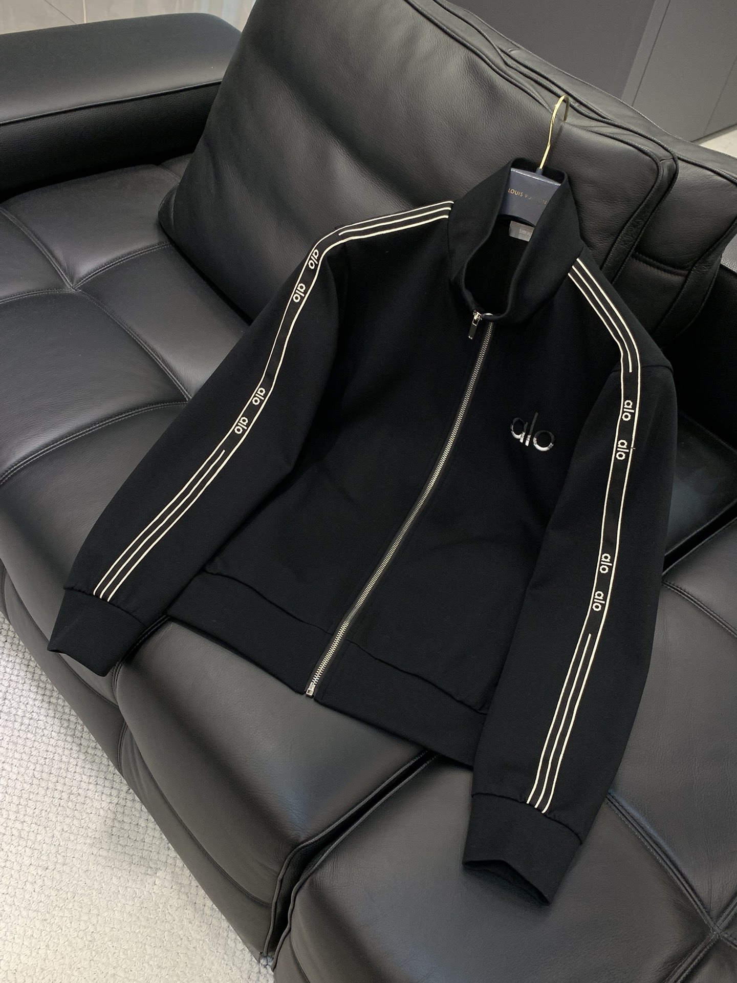 ，ALO最新 套装 一套出。材质 面料:棉32%锦纶63%氨纶5%里料:涤纶100%机洗，手洗最高水温3