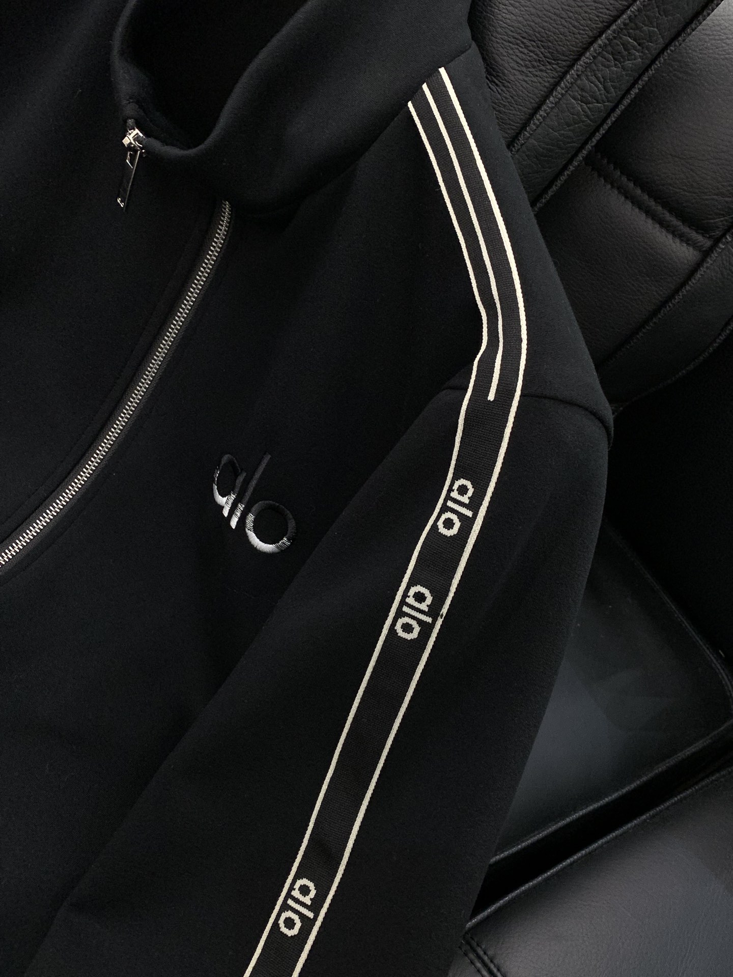 ，ALO最新 套装 一套出。材质 面料:棉32%锦纶63%氨纶5%里料:涤纶100%机洗，手洗最高水温3