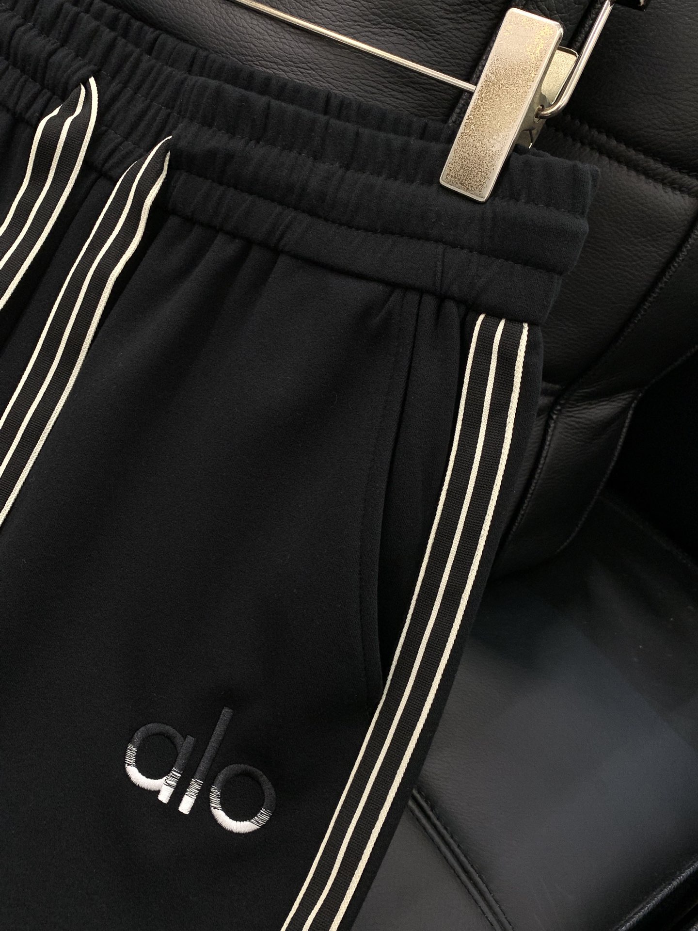 ，ALO最新 套装 一套出。材质 面料:棉32%锦纶63%氨纶5%里料:涤纶100%机洗，手洗最高水温3