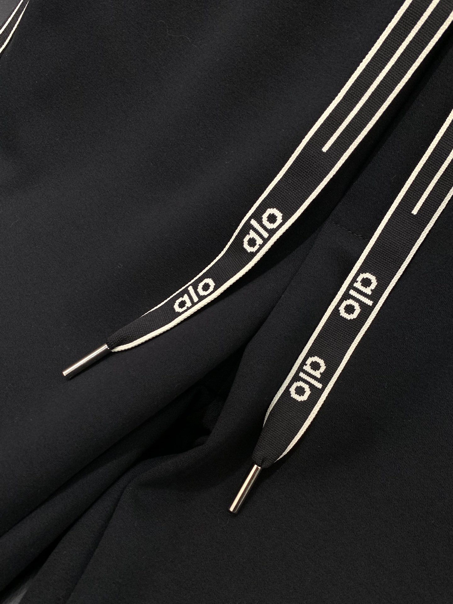 ，ALO最新 套装 一套出。材质 面料:棉32%锦纶63%氨纶5%里料:涤纶100%机洗，手洗最高水温3