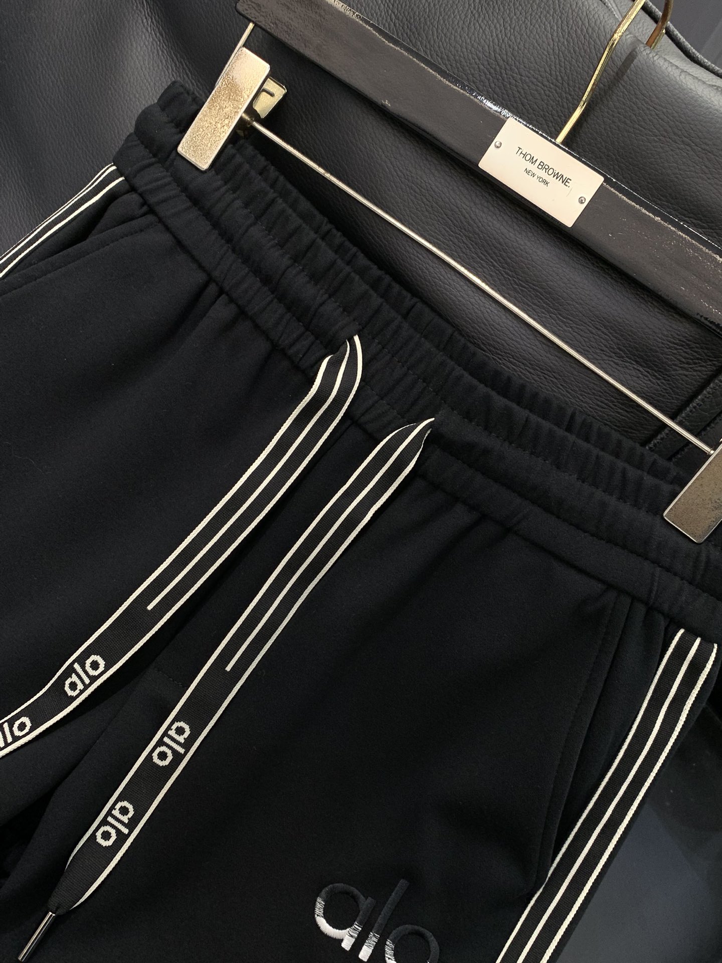 ，ALO最新 套装 一套出。材质 面料:棉32%锦纶63%氨纶5%里料:涤纶100%机洗，手洗最高水温3