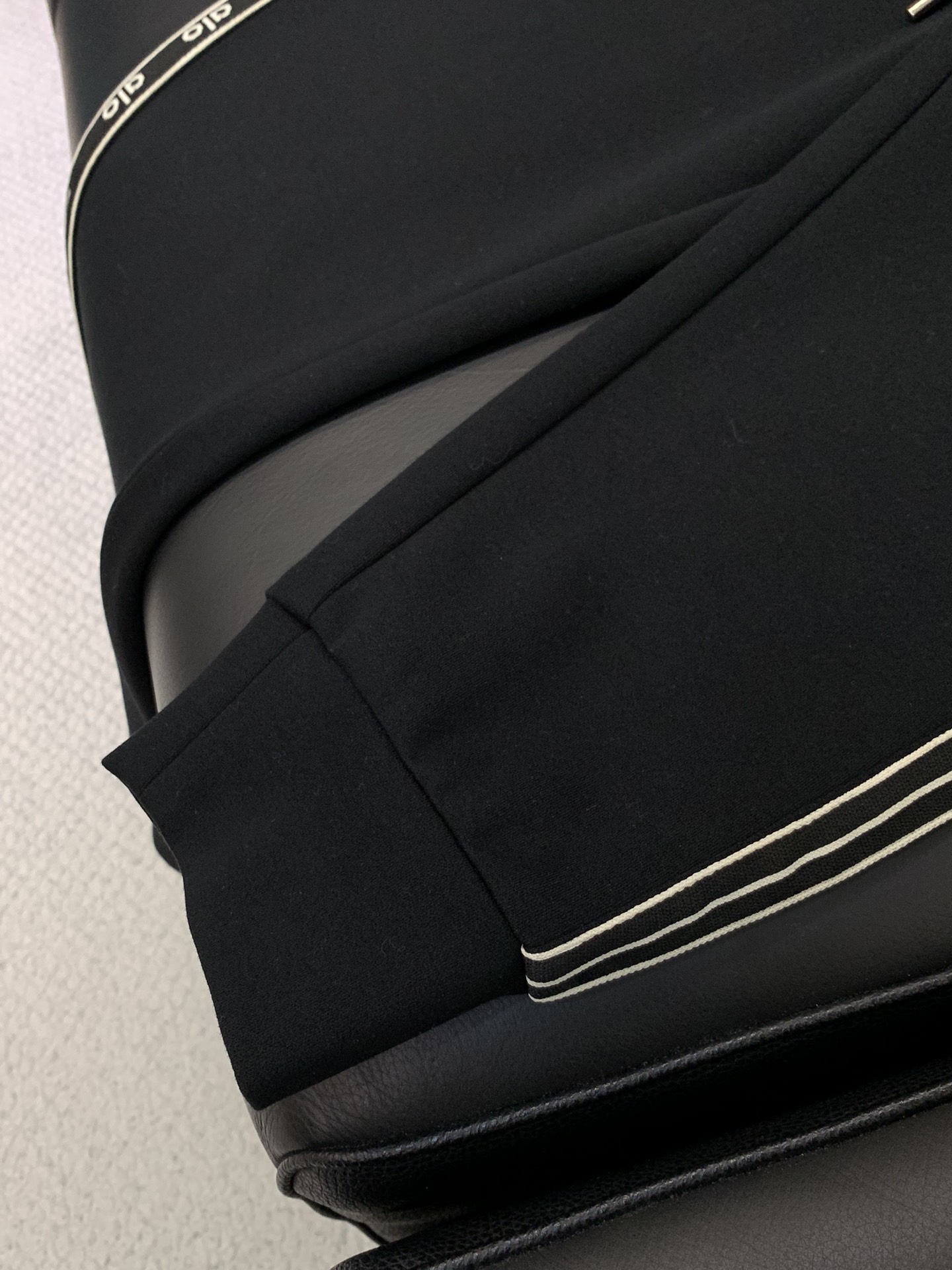 ，ALO最新 套装 一套出。材质 面料:棉32%锦纶63%氨纶5%里料:涤纶100%机洗，手洗最高水温3