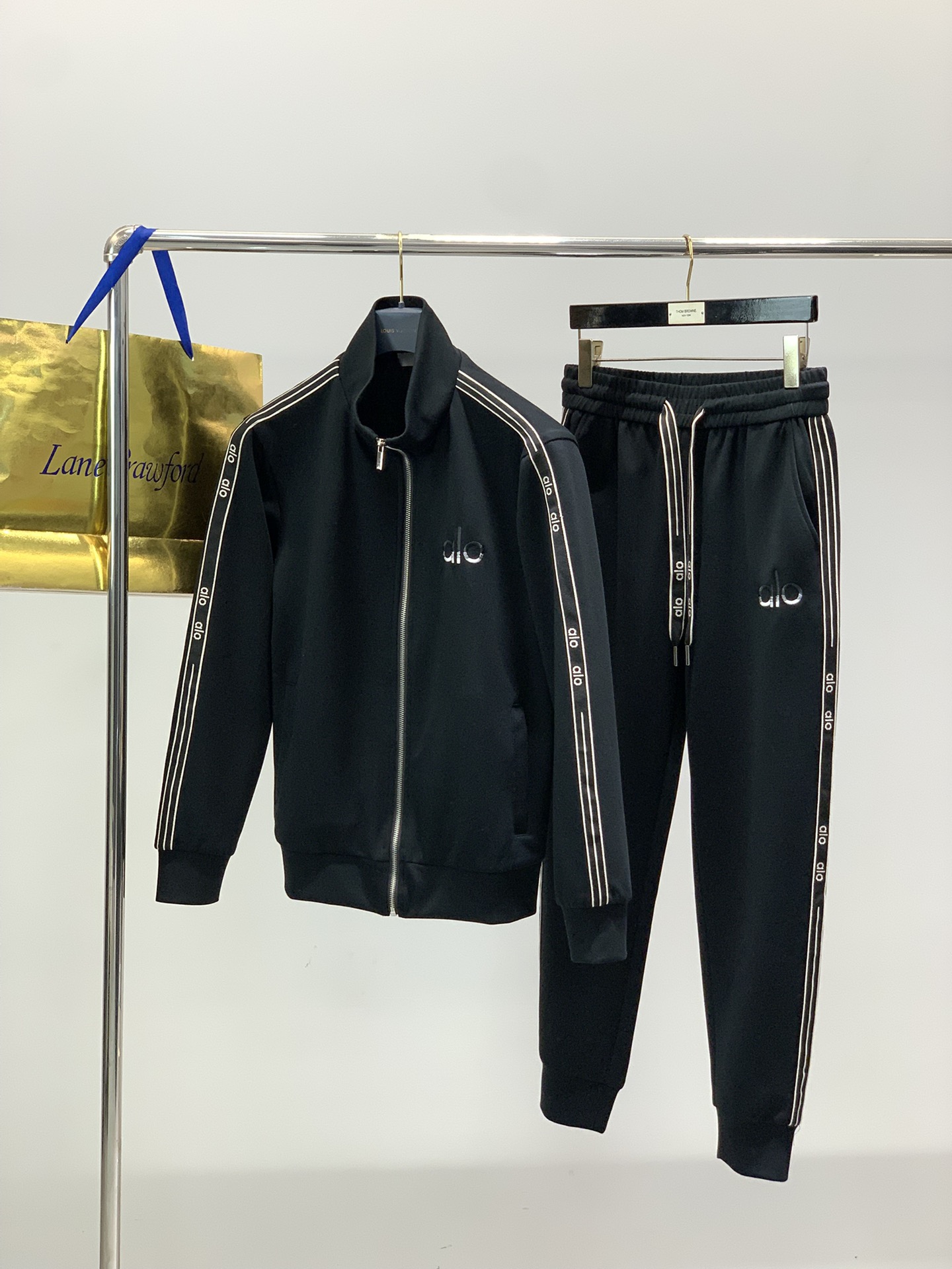 ，ALO最新 套装 一套出。材质 面料:棉32%锦纶63%氨纶5%里料:涤纶100%机洗，手洗最高水温3