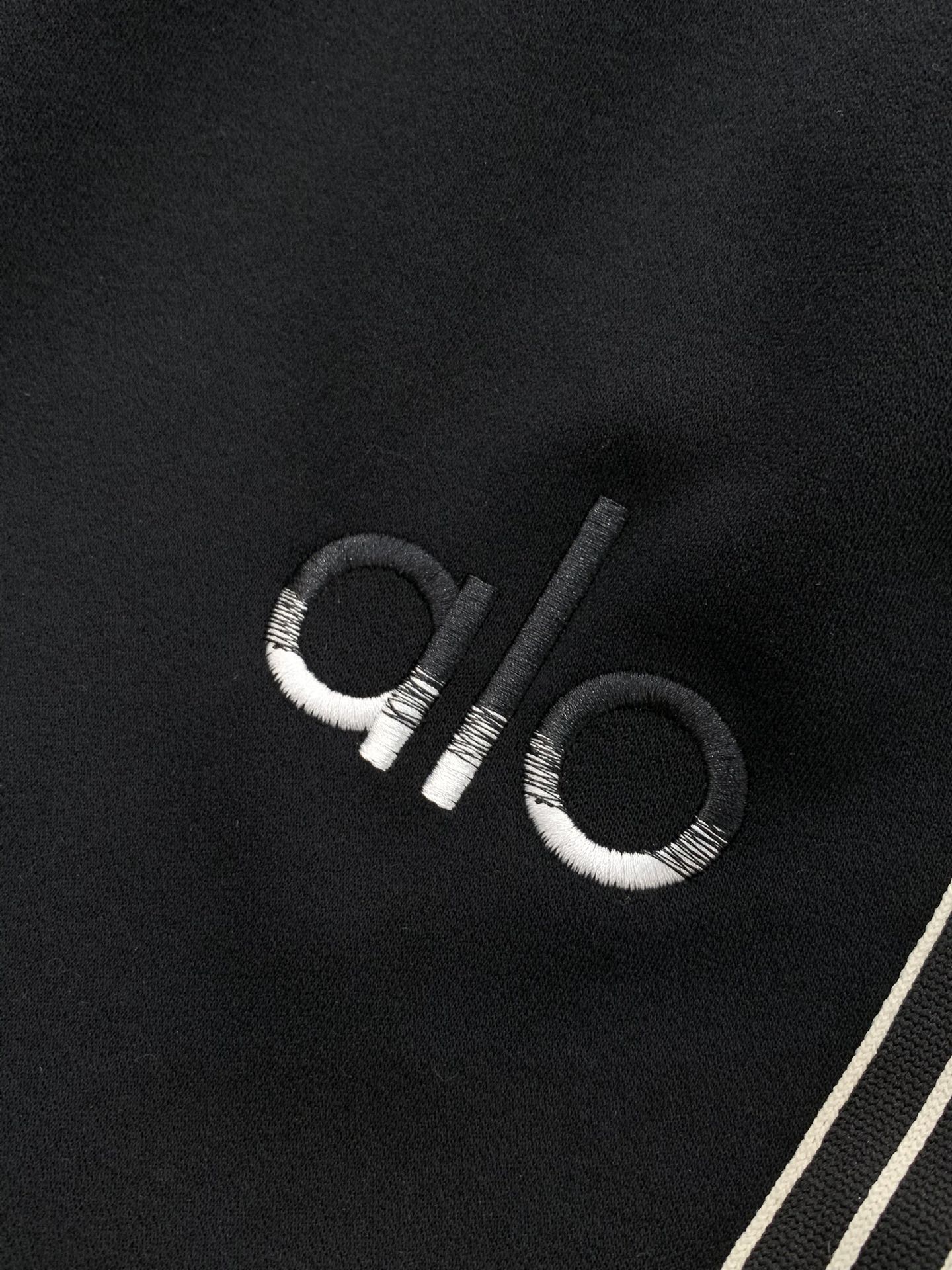 ，ALO最新 套装 一套出。材质 面料:棉32%锦纶63%氨纶5%里料:涤纶100%机洗，手洗最高水温3