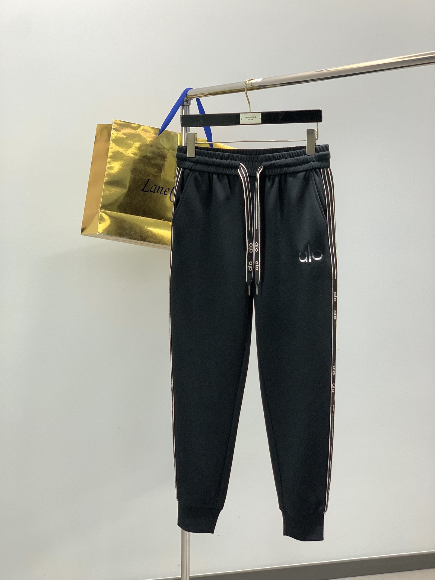 NO:681260,, ALO's latest suit comes in one set. Material Fabric: Cotton 32 Nylon 63 Spandex 5 Lining: Polyester Machine washable, hand washable at a maximum water temperature of 30°C Classic color matching design, using embroidery technology to present the theme, attractive and bright, take a closer look at the picture, high-end embroidery!  The overall embroidery is exquisite and precise. It is very textured. The tailoring is in the right position but not tight. It is comfortable and ensures that the upper body is comfortable and skin-friendly, and has texture!  Size M-3XL,,19860909,ALO最新 套装 一套出. 材质 面料:棉32锦纶63 氨纶5 里料:涤纶 机洗,手洗最高水温30℃ 经典拼色 设计,以刺绣的工艺来呈现主题,吸引而有亮点,细看图片,高端的刺绣！整体刺绣精致精密.很有质感,剪裁上属于不过不紧的正位,舒适度的同时保证了 上身舒适亲肤,且具有质感！ 尺码M-3XL,,,Men's clothing