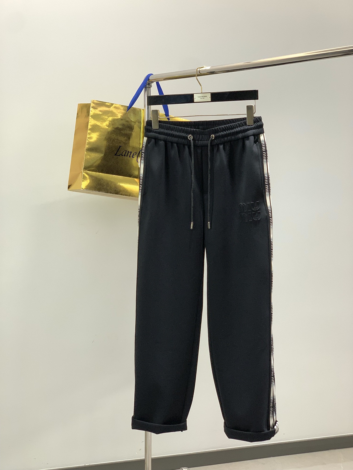 NO:681287,,Miumiu black straight casual pants Material: Cotton 32 Nylon 63 Spandex 5 Lining: Polyester Machine wash, hand wash maximum water temperature 30℃ Fashion series, unique design, drawstring casual trousers. Yarn ordering begins for dyeing and spinning. A major domestic factory exports to Japan and supplies fabrics from several top brands. It feels soft and waxy, quite wide and stylish, and solves the problem of discoloration after washing. The pants are neat and elegant,  Ruler M-4XL,,miumiu,19860909,Miumiu黑色直筒休闲裤 材质 面料:棉32锦纶63 氨纶5 里料:涤纶 机洗,手洗最高水温30℃ 时尚系列,独特设计,抽绳休闲长裤 订纱开始订染和订纺. 国内某大厂出口日本 和供应几大顶级品牌的面料. 手感软糯 , 挺阔有型 , 解决 , 洗涤变色的问题. 裤型利落大气 , 尺M-4XL,,miumiu,,Men's clothing