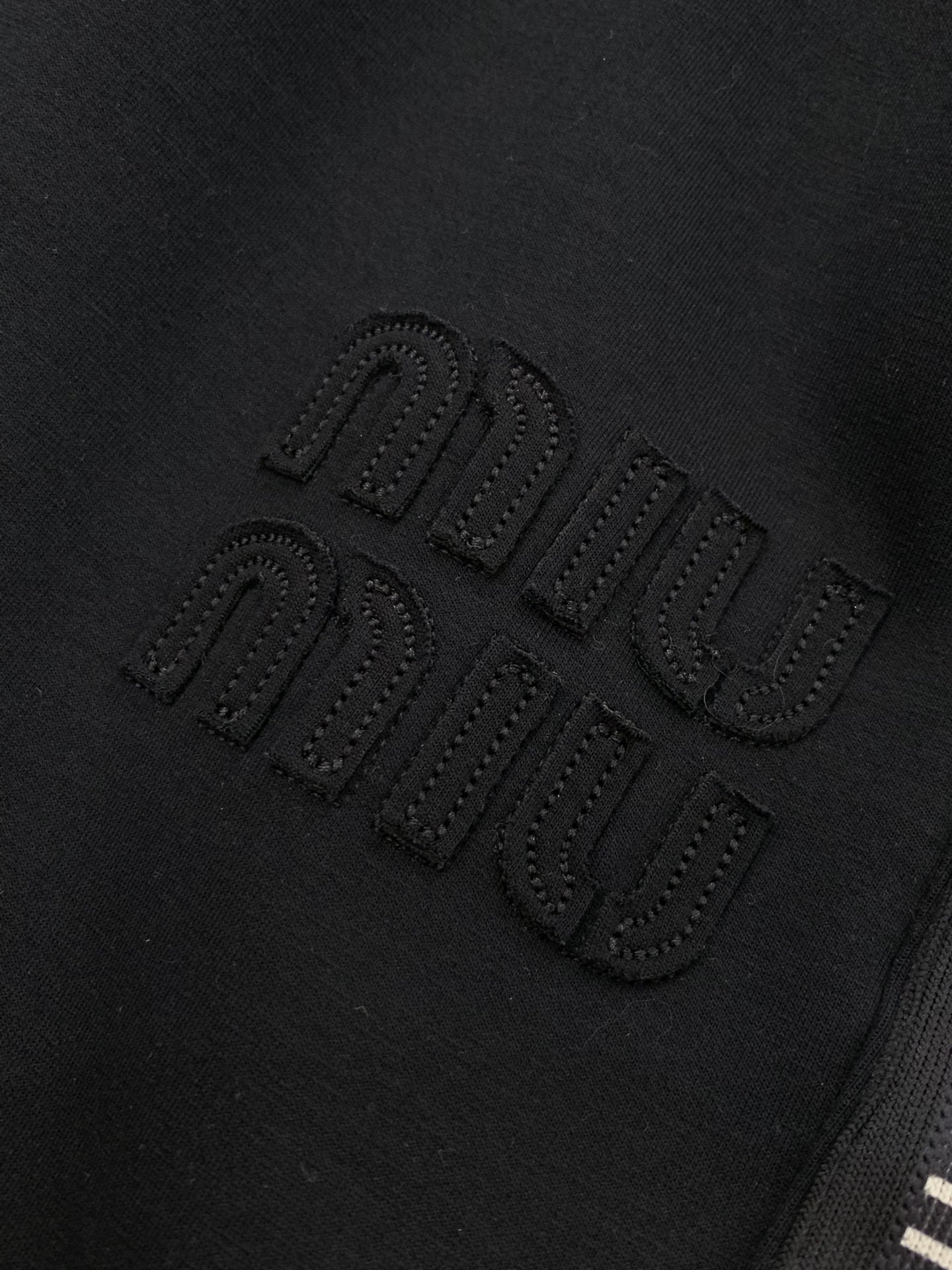 ，Miumiu黑色直筒休闲裤材质 面料:棉32%锦纶63%氨纶5%里料:涤纶100%机洗，手洗最高水温3