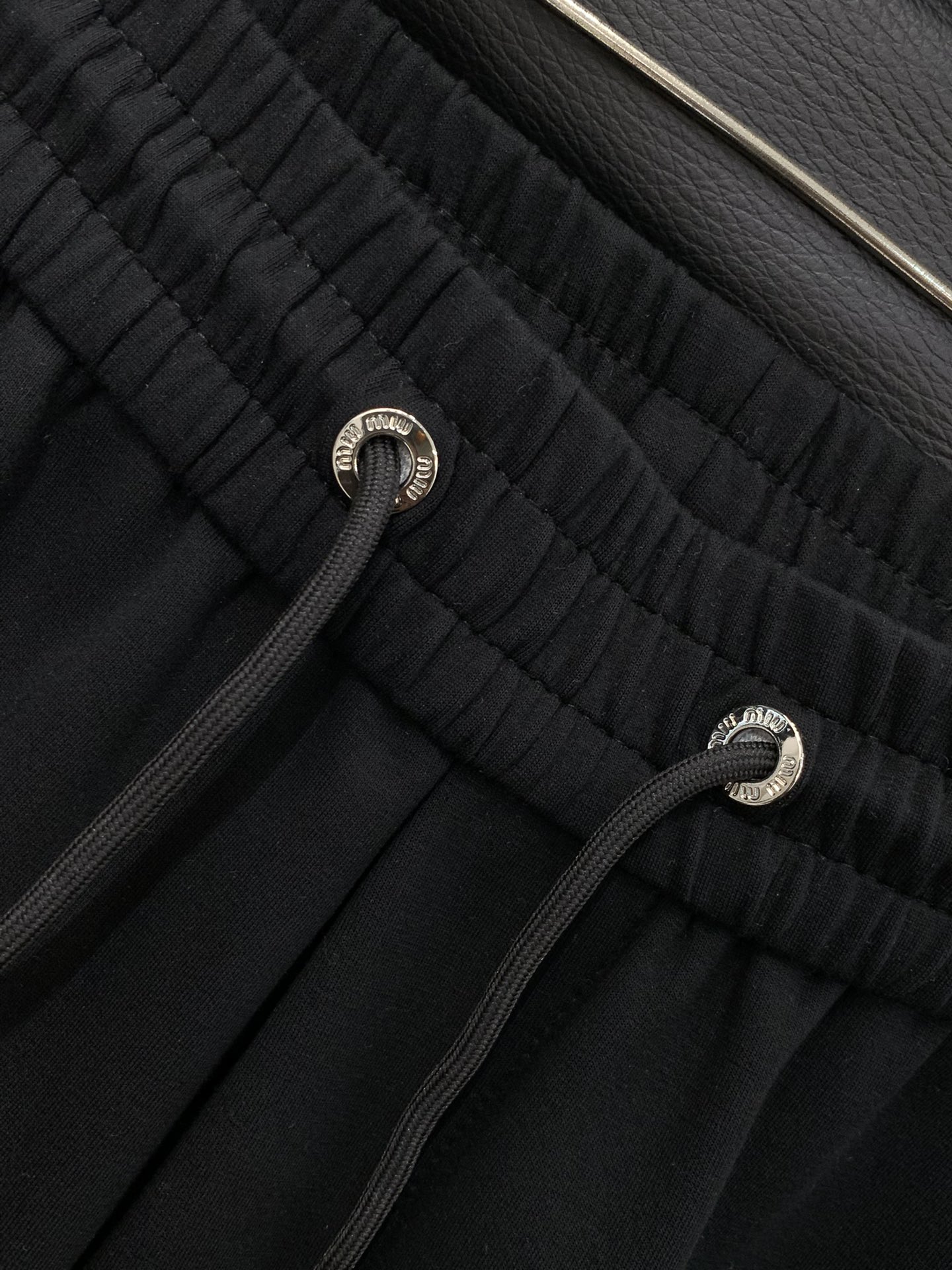 ，Miumiu黑色直筒休闲裤材质 面料:棉32%锦纶63%氨纶5%里料:涤纶100%机洗，手洗最高水温3