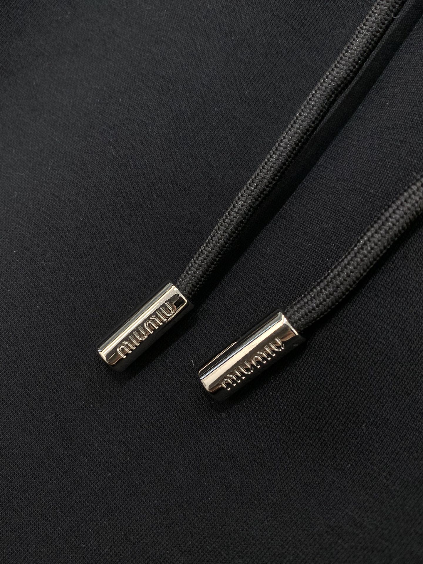 ，Miumiu黑色直筒休闲裤材质 面料:棉32%锦纶63%氨纶5%里料:涤纶100%机洗，手洗最高水温3