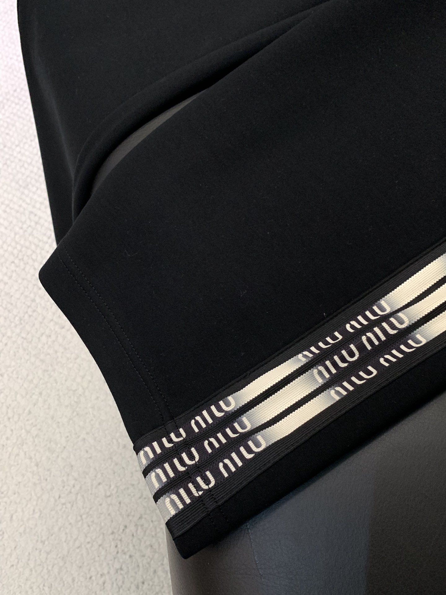 ，Miumiu黑色直筒休闲裤材质 面料:棉32%锦纶63%氨纶5%里料:涤纶100%机洗，手洗最高水温3