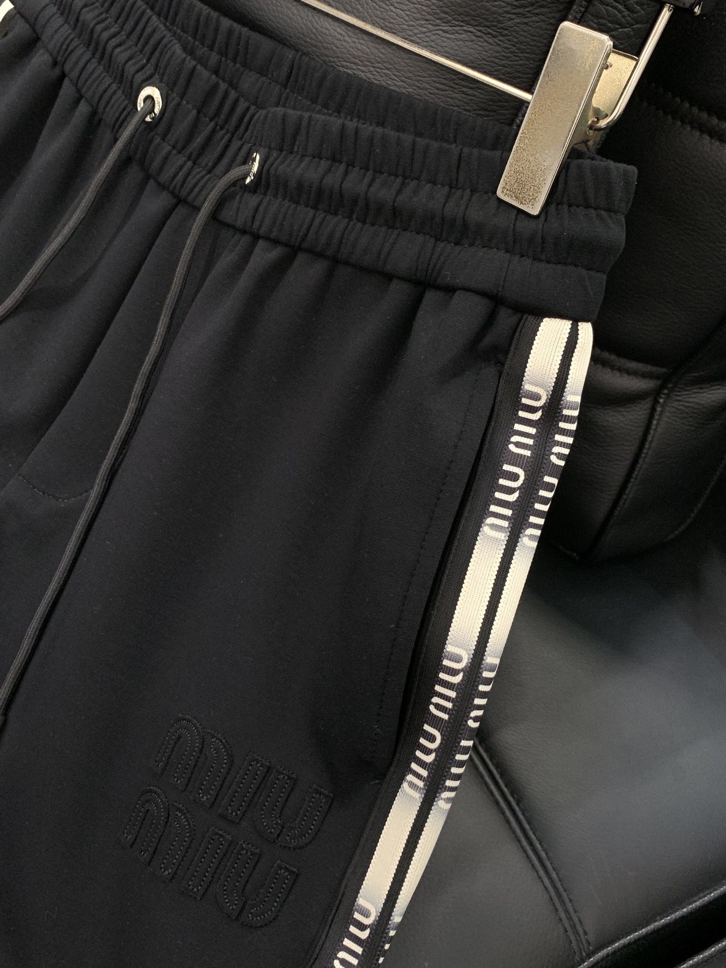 ，Miumiu黑色直筒休闲裤材质 面料:棉32%锦纶63%氨纶5%里料:涤纶100%机洗，手洗最高水温3